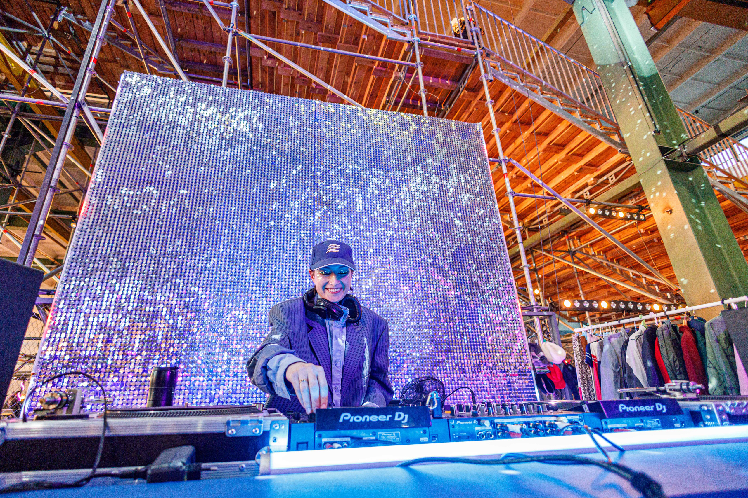 Рынок выходного дня и Гаражная распродажа в Севкабеле. Фотограф Балаев Михаил