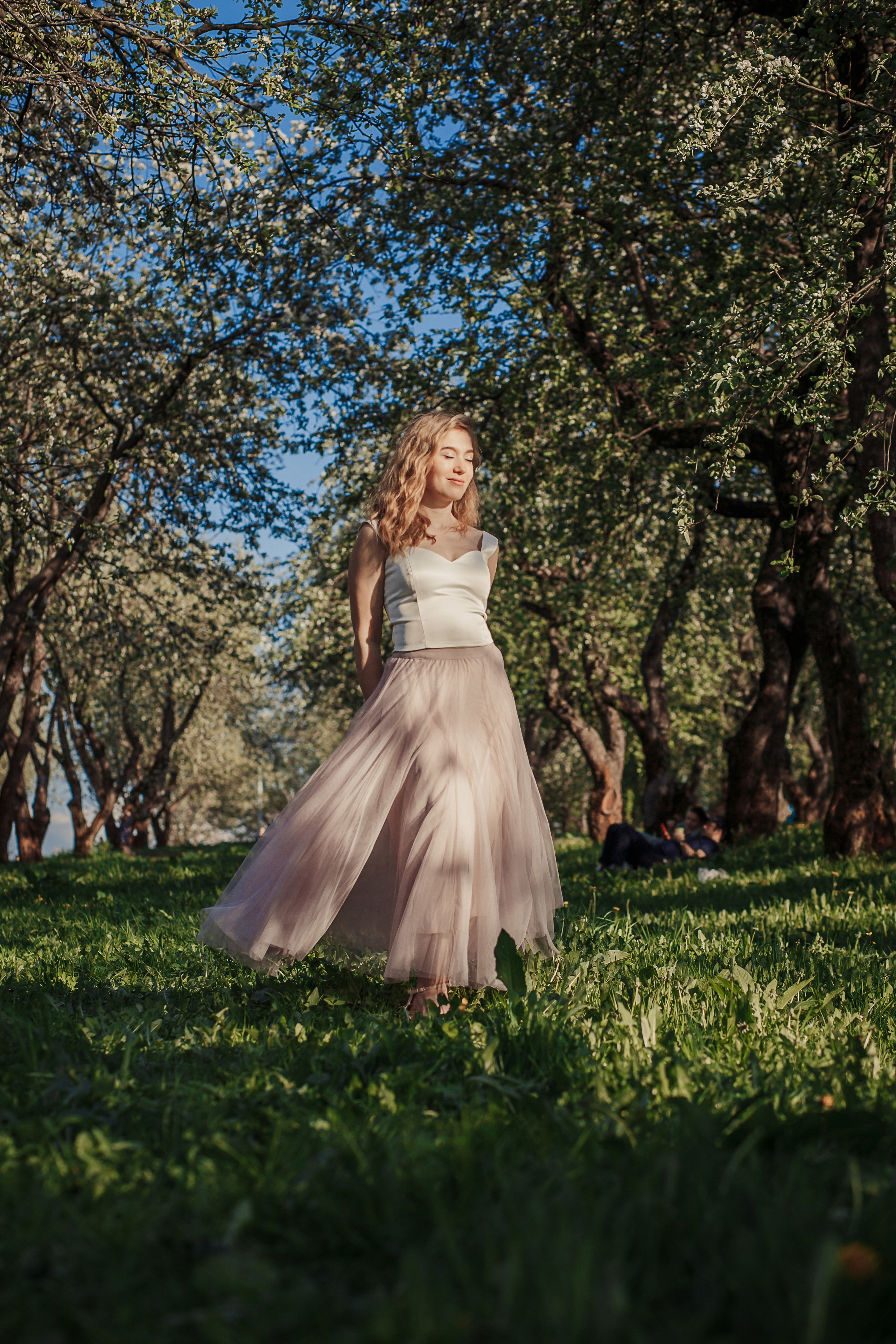 rina_sphoto, фотограф Катерина Сысуева, Рина Сысуева, женский фотограф Москва, профессиональный фотограф москва, девушка в белой блузке и розовой юбке в яблоневом саду, развевающаяся юбка