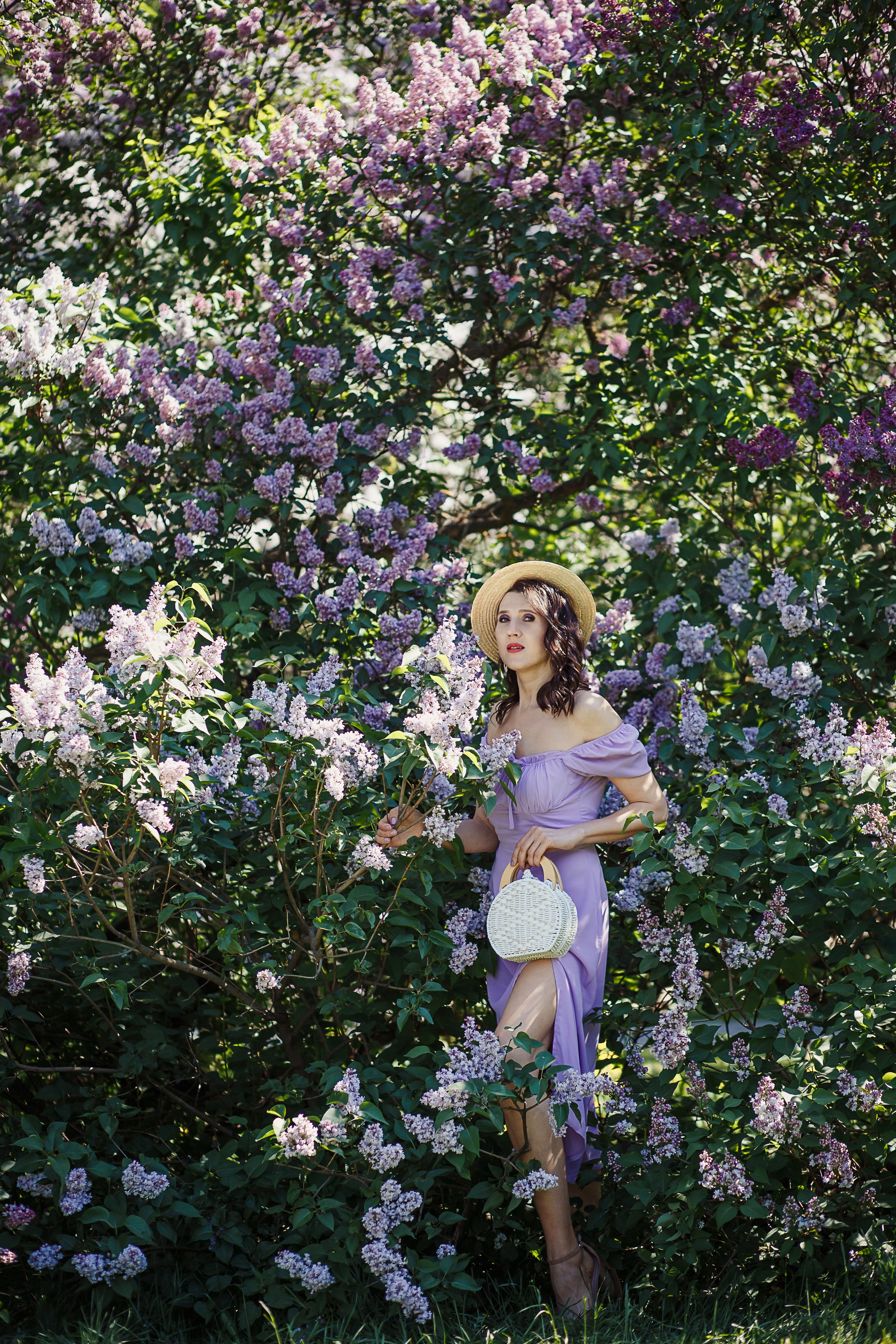 rina_sphoto, фотограф Катерина Сысуева, Рина Сысуева, женский фотограф Москва, профессиональный фотограф москва, фото в сирени, девушка в шляпке и сиреневом платье в сирени, сиреневый сад Москва