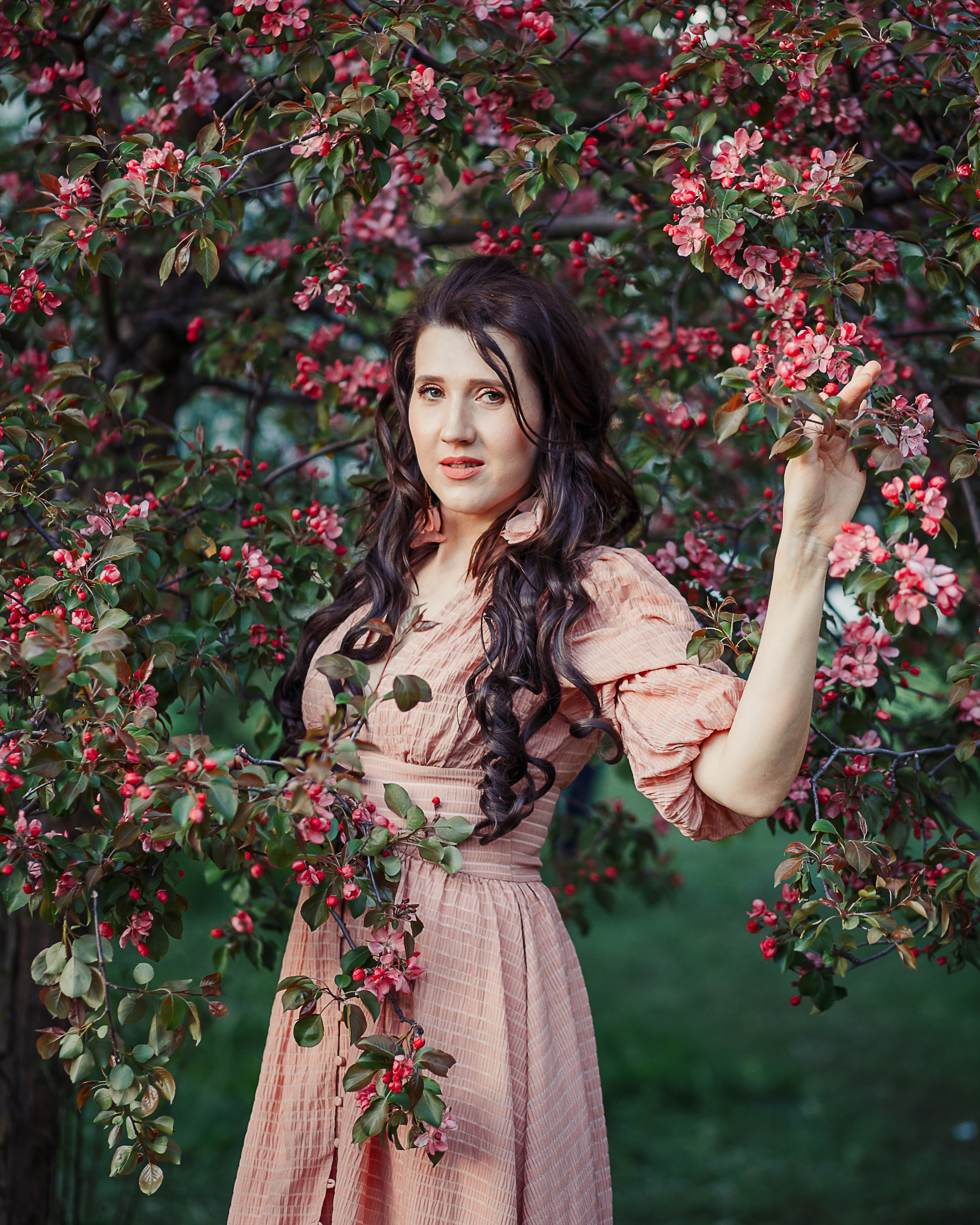 rina_sphoto, фотограф Катерина Сысуева, Рина Сысуева, женский фотограф Москва, профессиональный фотограф москва, фотограф коломенское, парк коломенское, красивая девушка в розовом платье среди розовых яблонь, розовые яблони, яблоневый сад