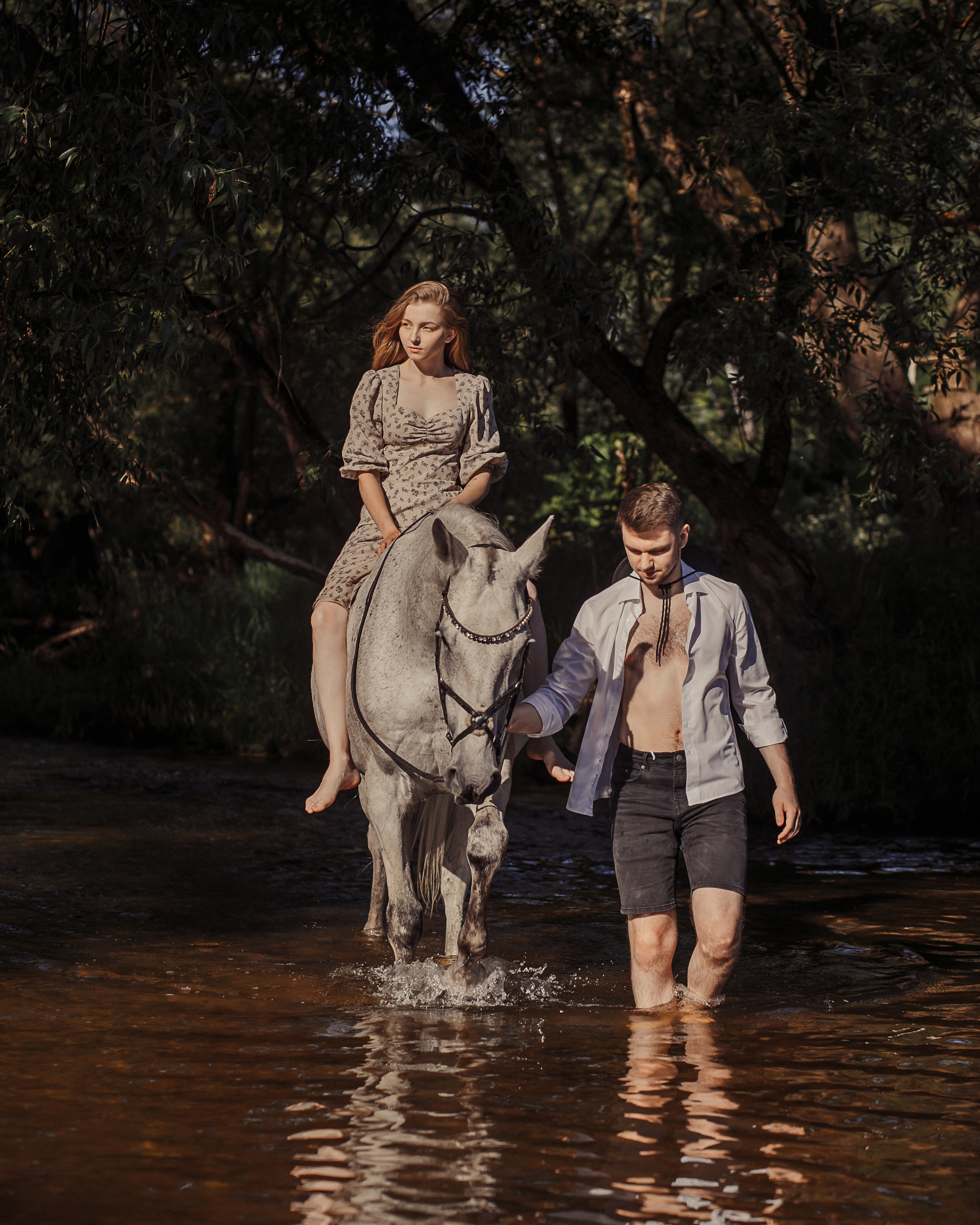 rina_sphoto, фотограф Катерина Сысуева, Рина Сысуева,  женский фотограф Москва,  профессиональный фотограф москва, love story, история любви, белый конь, парень ведет коня, фотосессия в заводи