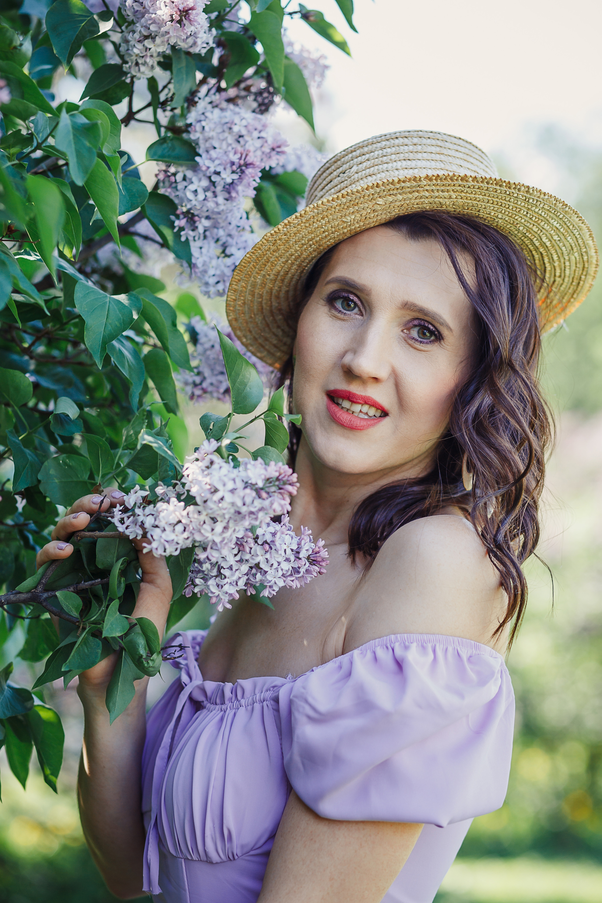 rina_sphoto, фотограф Катерина Сысуева, Рина Сысуева, женский фотограф Москва, профессиональный фотограф москва, фото в сирени, девушка в шляпке и сиреневом платье в сирени, сиреневый сад Москва