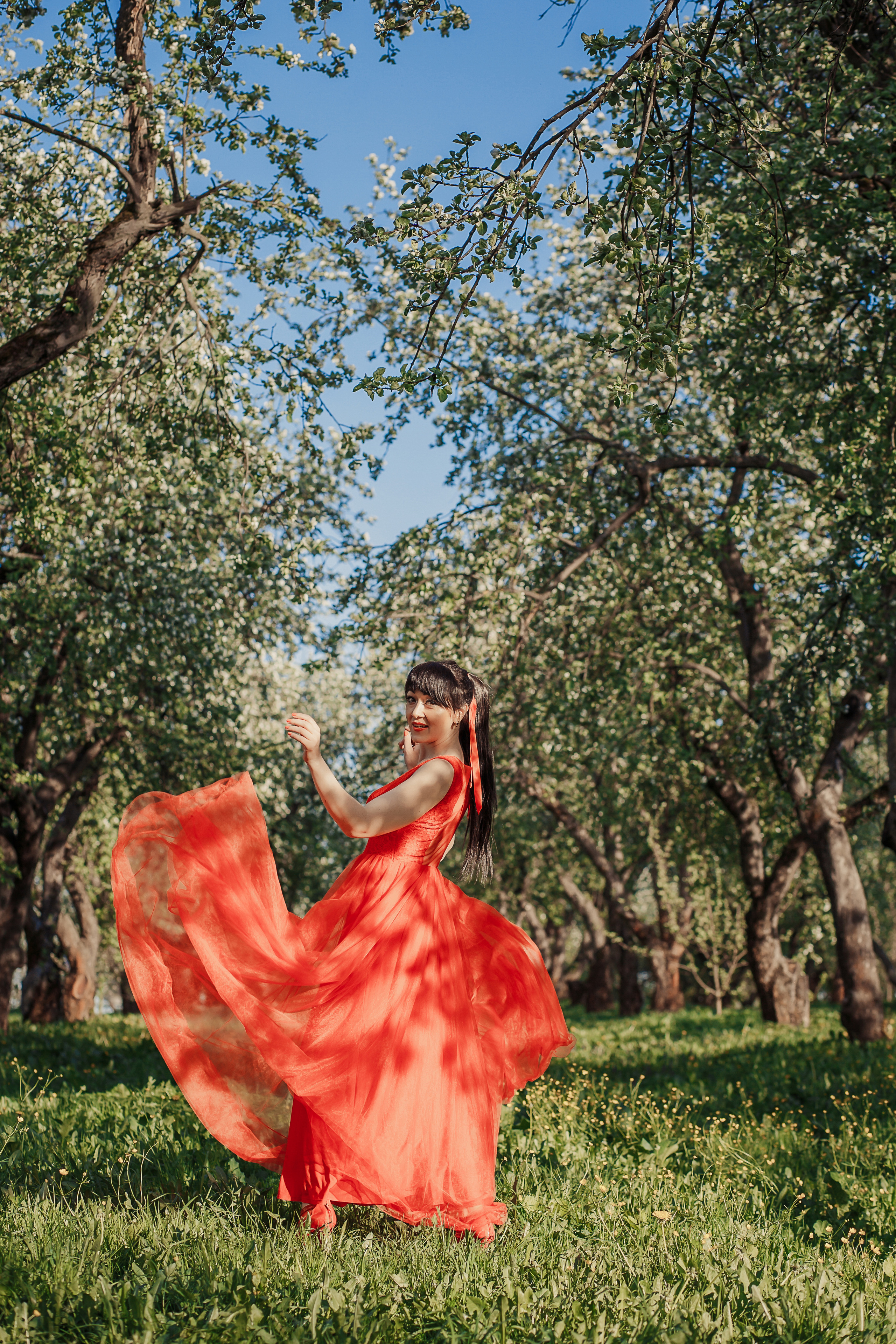 rina_sphoto, фотограф Катерина Сысуева, Рина Сысуева, женский фотограф Москва, профессиональный фотограф москва, фотограф коломенское, парк коломенское, девушка в красном платье, яблони, яблоневый сад