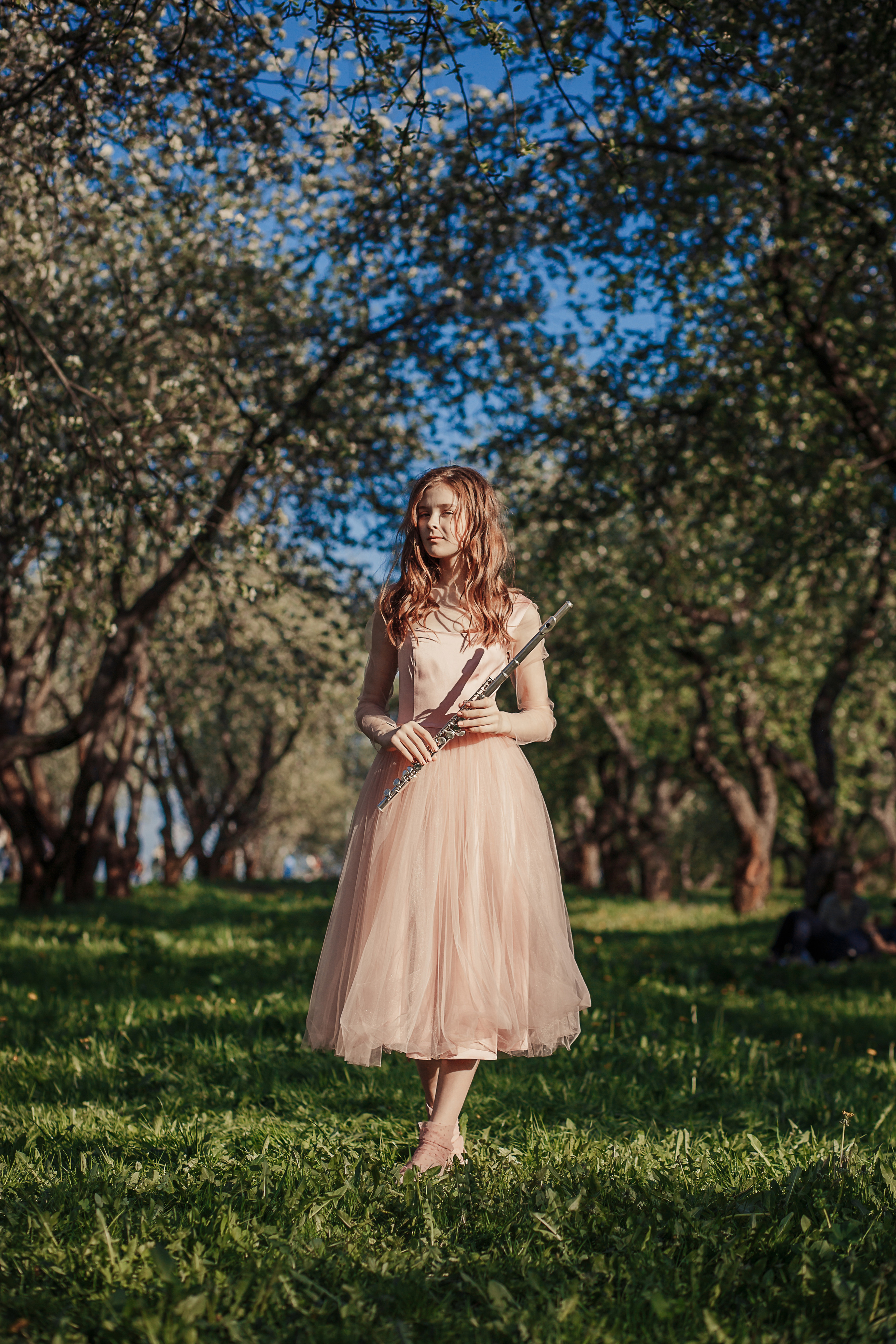 rina_sphoto, фотограф Катерина Сысуева, Рина Сысуева, женский фотограф Москва, профессиональный фотограф москва, фотограф коломенское, парк коломенское, красивая девушка в розовом платье с флейтой, яблони, яблоневый сад