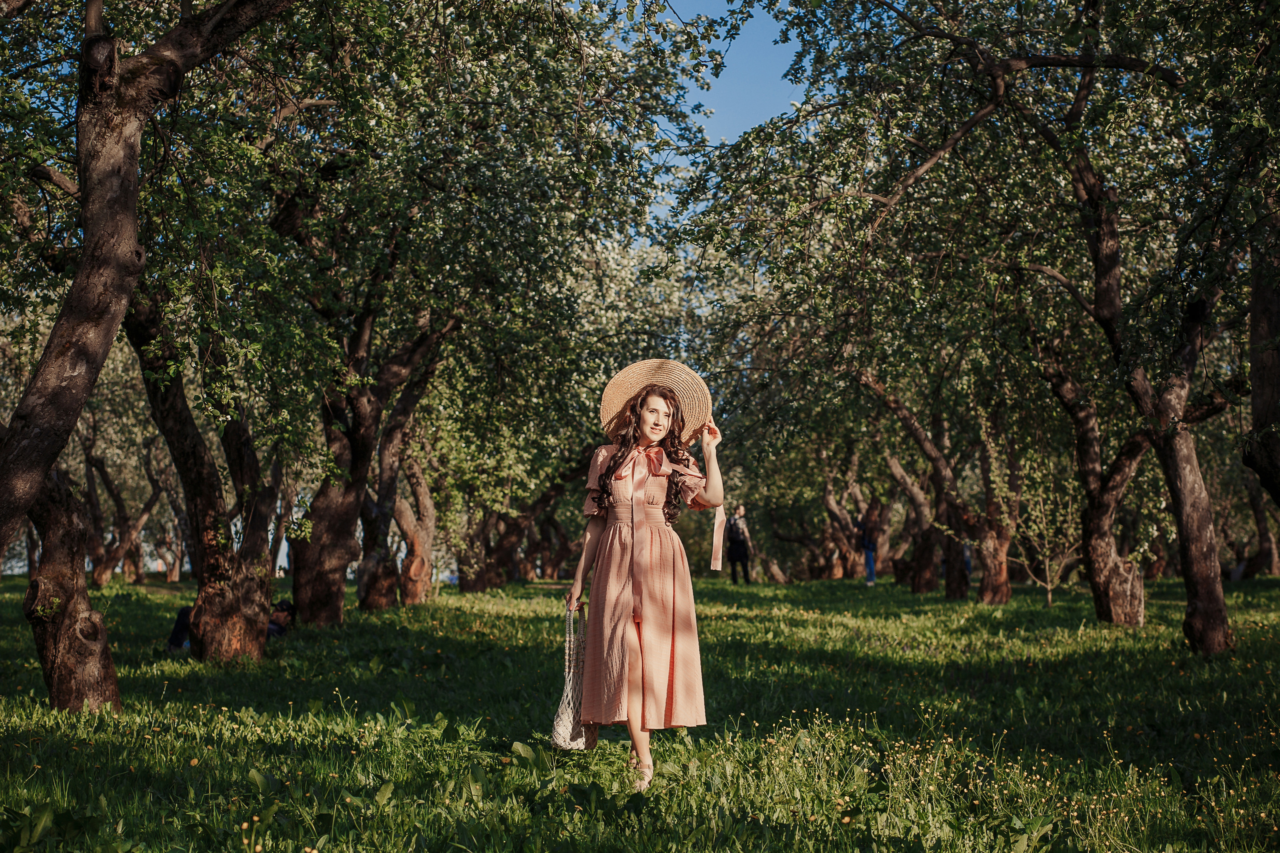 rina_sphoto, фотограф Катерина Сысуева, Рина Сысуева, женский фотограф Москва, профессиональный фотограф москва, девочка в шляпе и розовом платье, яблоневый сад, фотограф коломенское, парк коломенское