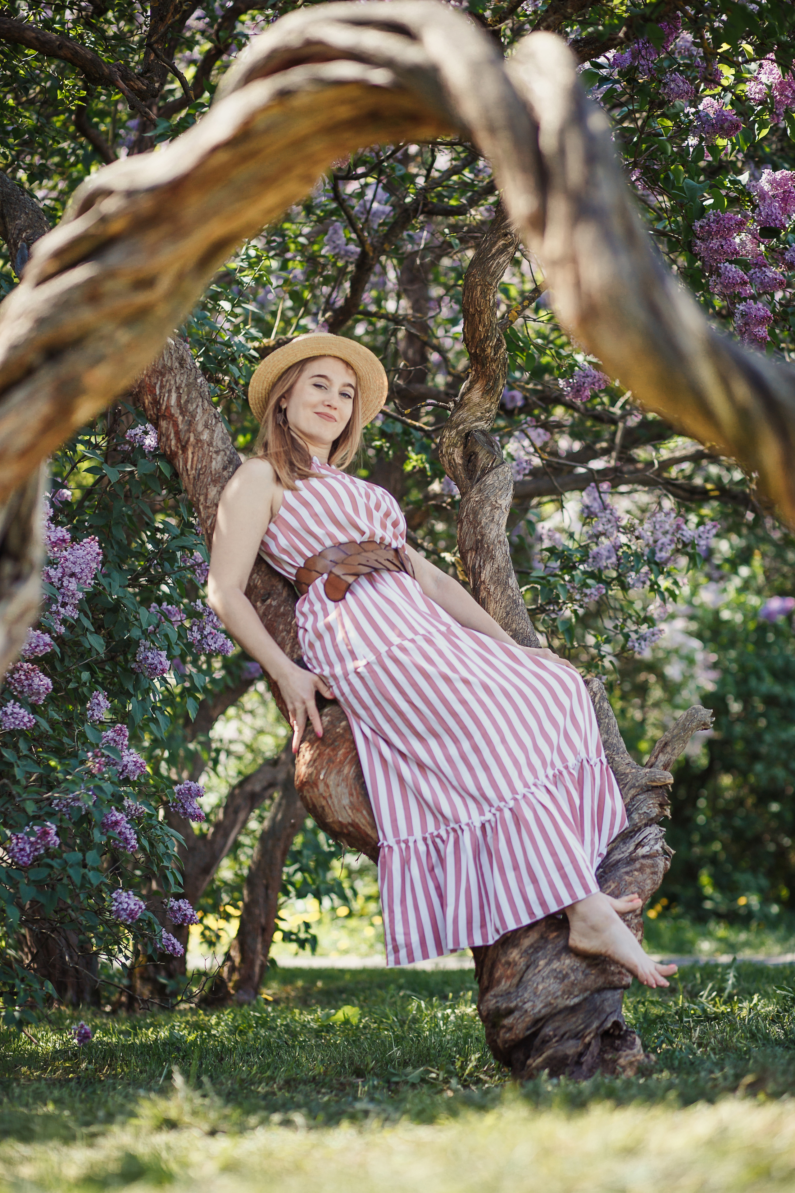 rina_sphoto, фотограф Катерина Сысуева, Рина Сысуева, женский фотограф Москва, профессиональный фотограф москва, фото в сирени, девушка в шляпке и розовом платье в сирени, сиреневый сад Москва