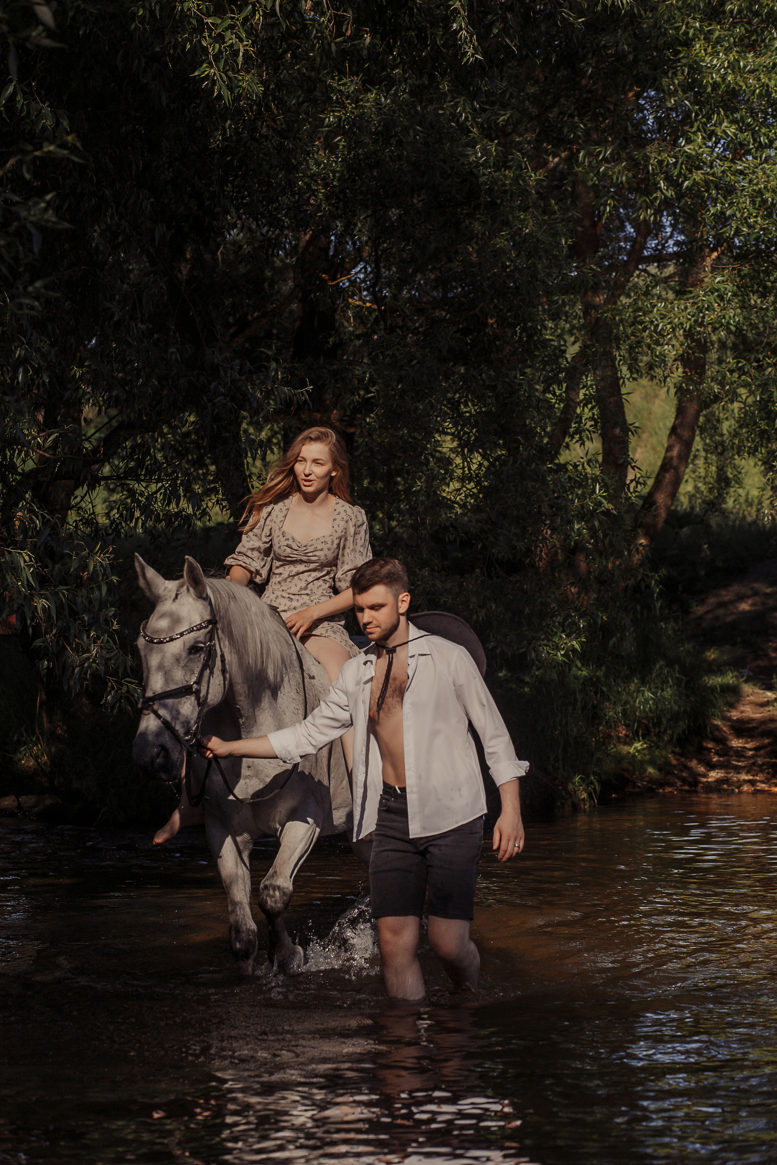 rina_sphoto, фотограф Катерина Сысуева, Рина Сысуева,  женский фотограф Москва,  профессиональный фотограф москва, love story, история любви, белый конь, парень ведет коня, фотосессия в заводи