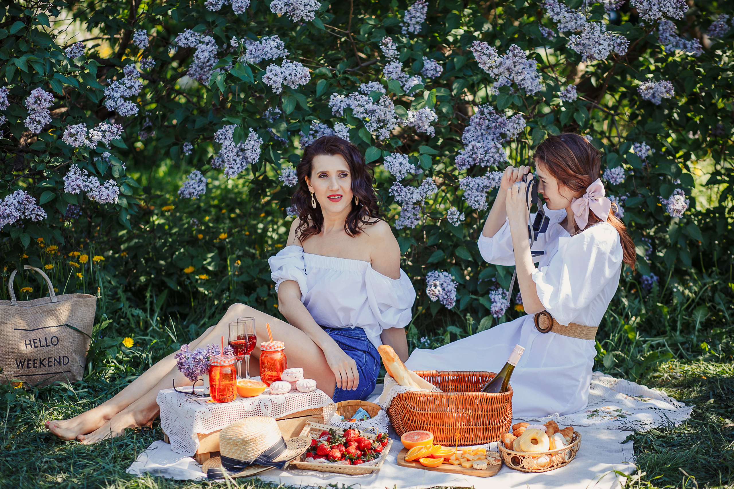rina_sphoto, фотограф Катерина Сысуева, Рина Сысуева, женский фотограф Москва, профессиональный фотограф москва, фото в сирени, мама и дочь, пикник, сиреневый сад Москва, дочь фотографирует маму