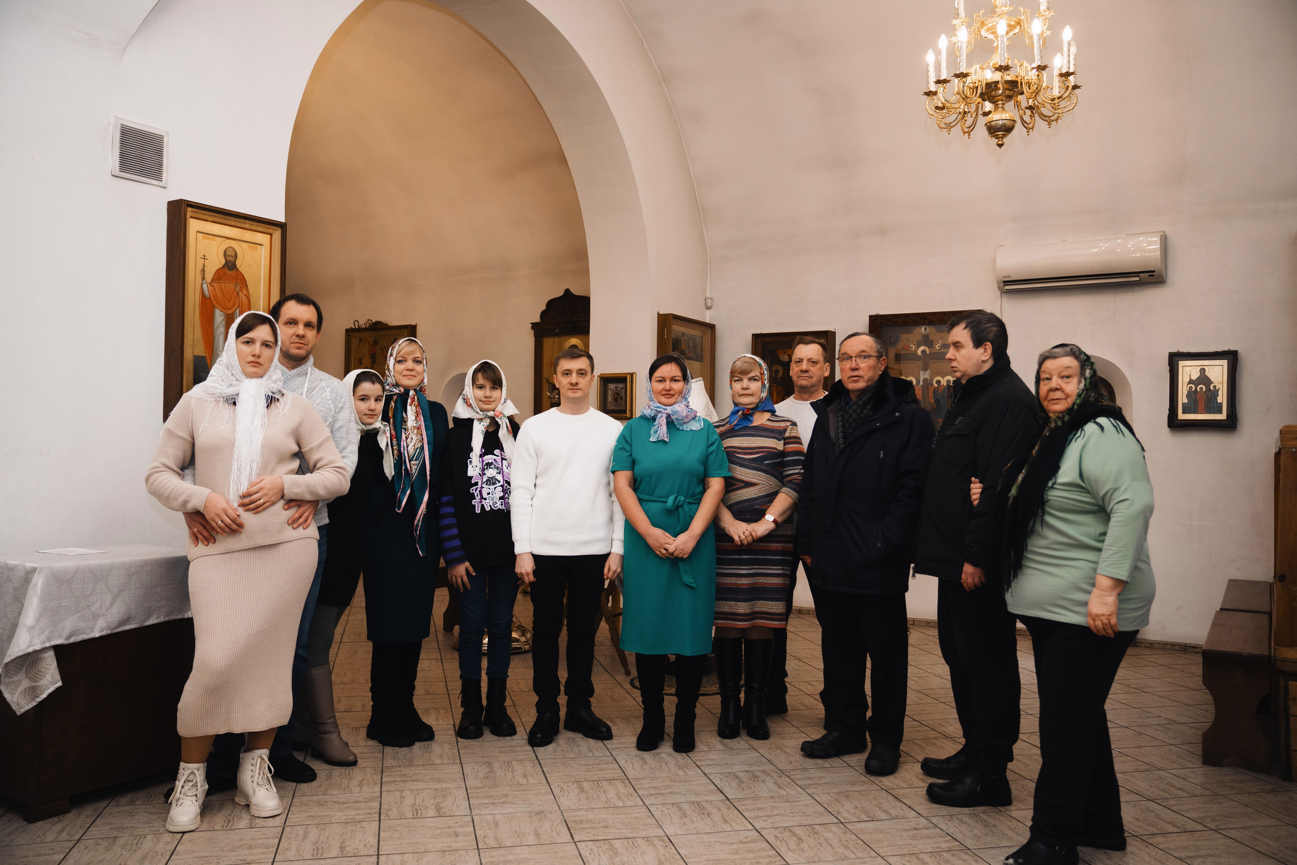 все родственники в церкви перед началом крещения ребёнка
