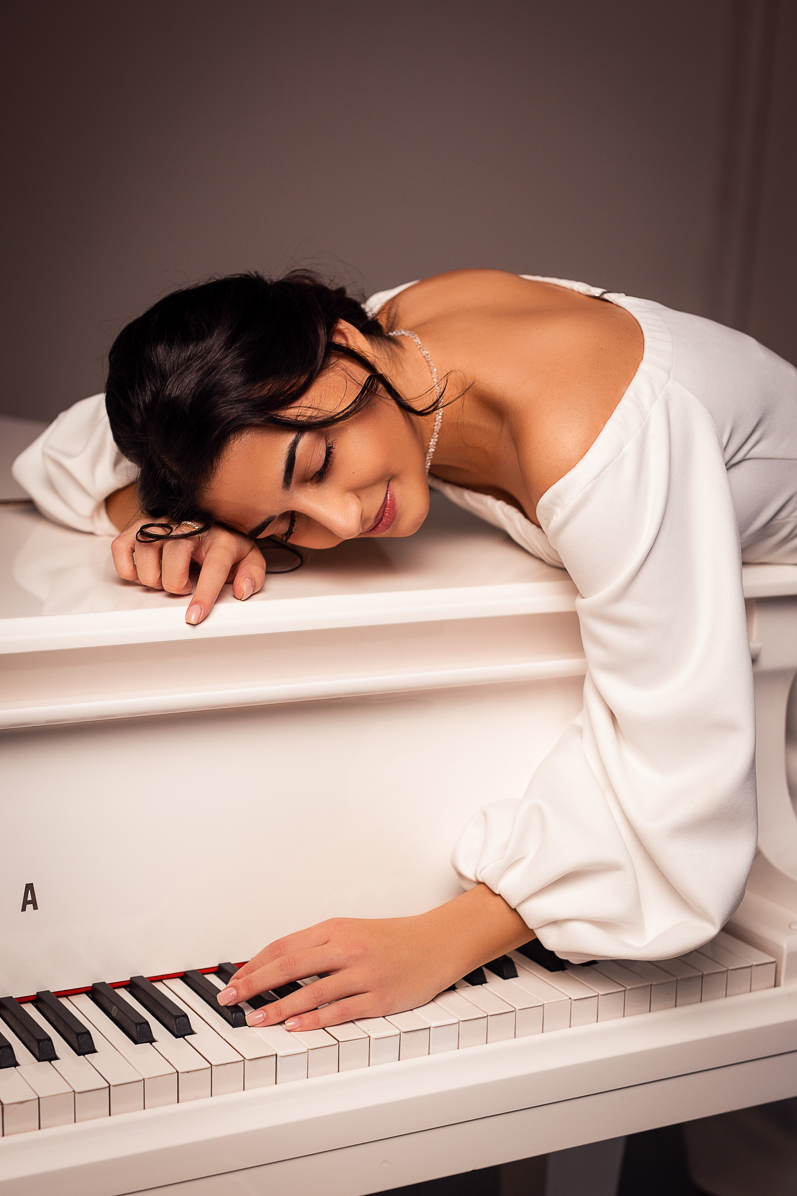 Анна и рояль. Семейный и портретный фотограф в Санкт-Петербурге