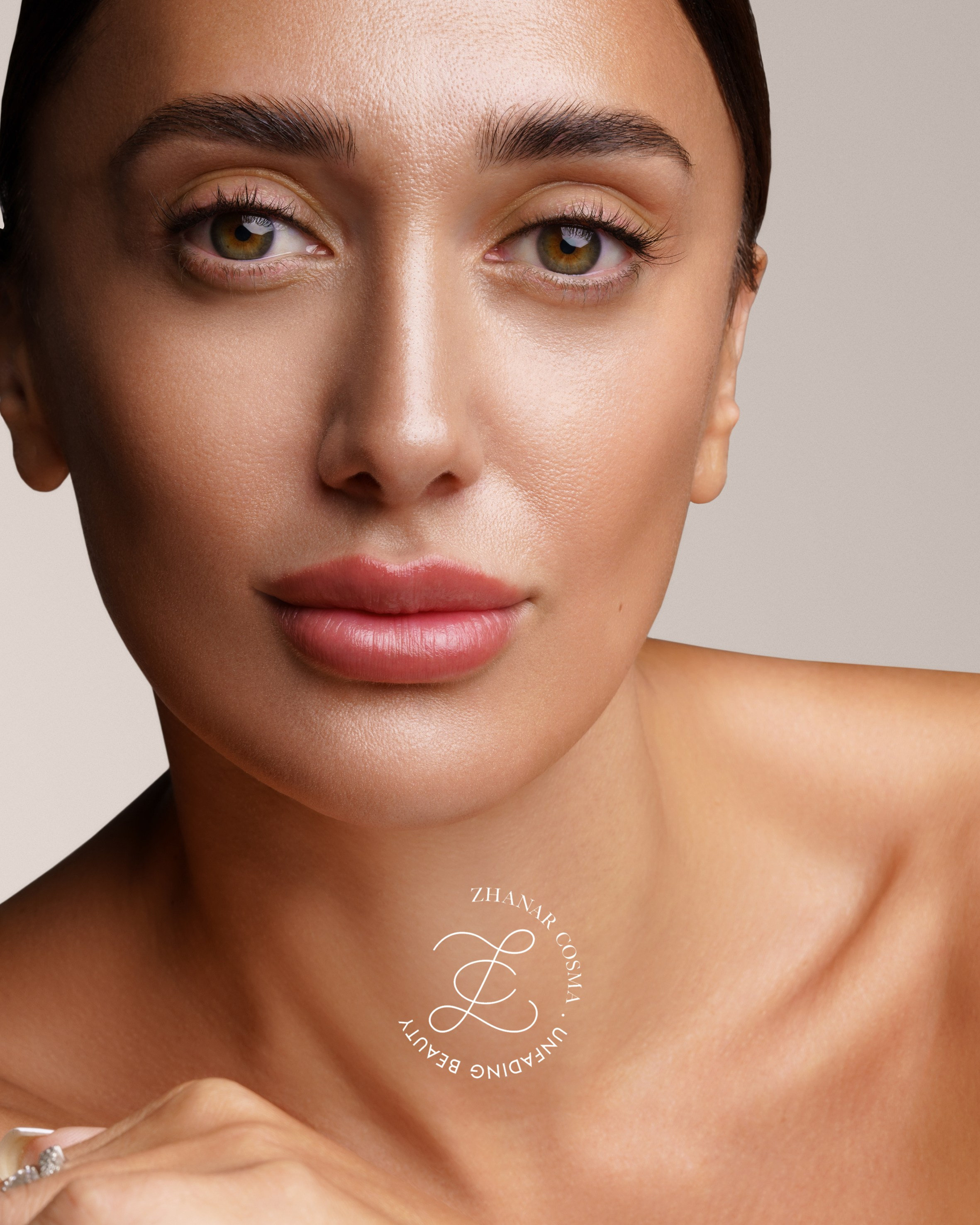 Профессиональная фотосъёмка бьюти-портретов в Алматы — модель с нежным макияжем, фотограф для каталогов и маркетплейсов.