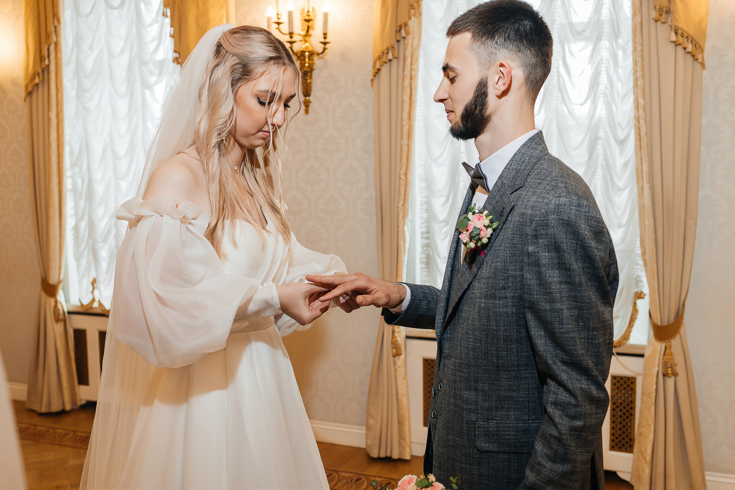 Чувственная первая встреча пары в отеле. Олег Сверчков | Свадебный фотограф Вологда