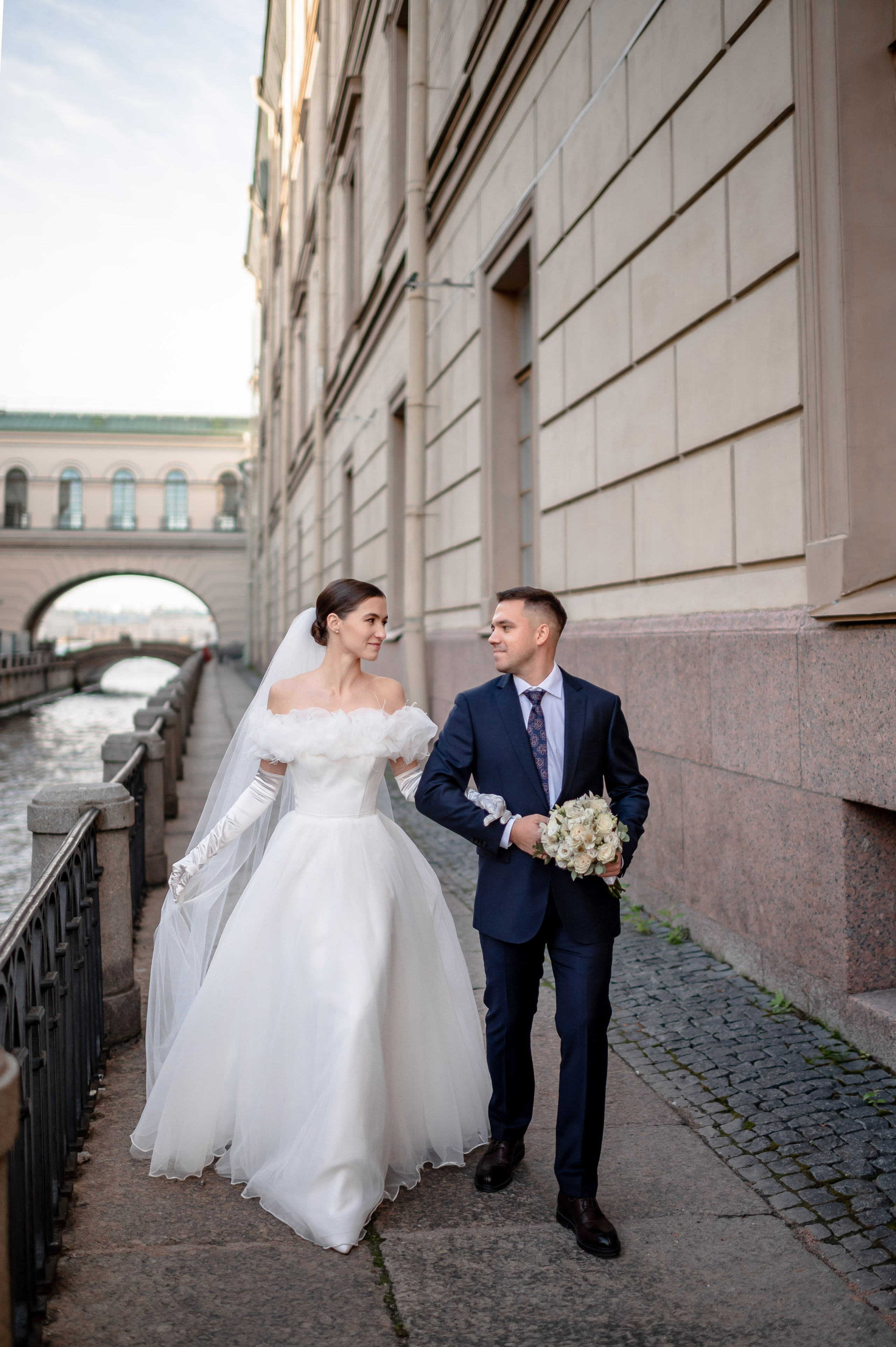 Осенняя великолепная свадебная прогулка жениха и невесты в октябре в Санкт-Петербурге в Михайловском парке и у Атлантов на Миллионной улице. Портретный, семейный и свадебный фотограф в Санкт-Петербурге и в Пушкине Ширяев Денис