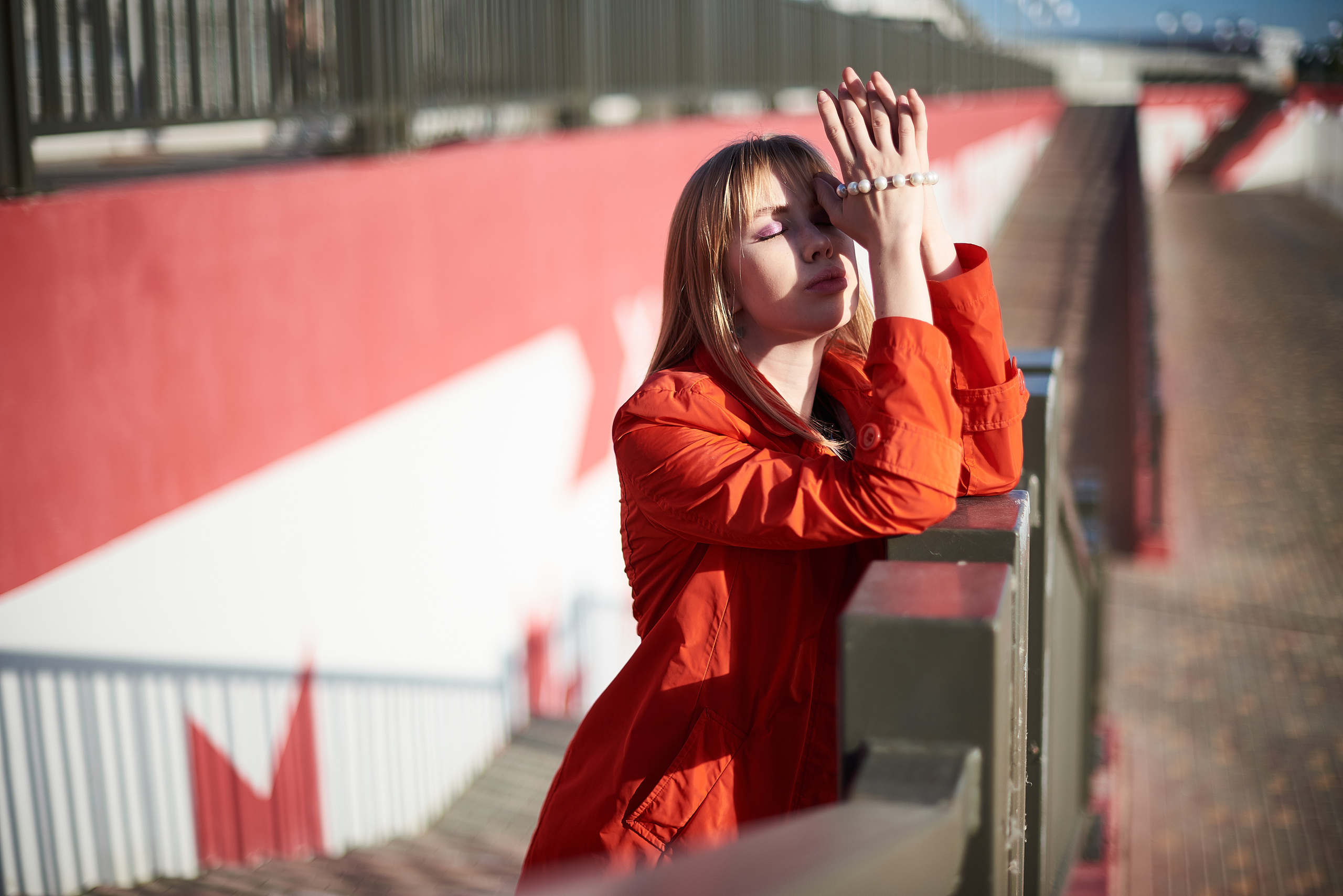 В красном на набережной. Фотосъемка мероприятий