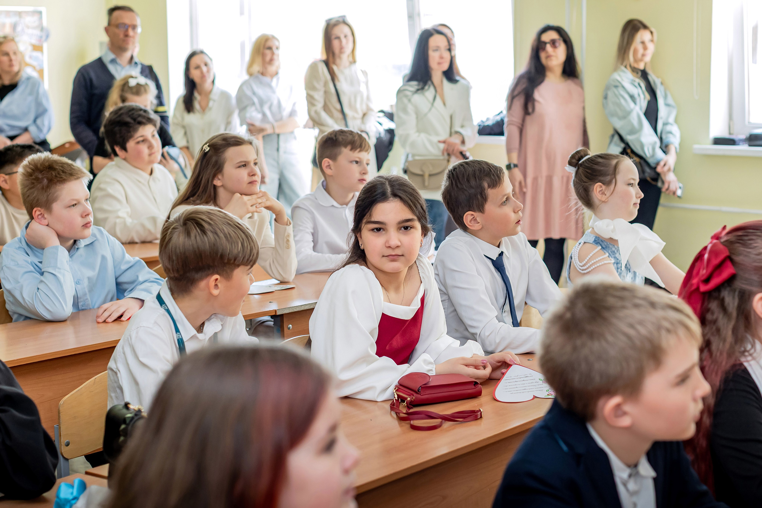 Выпускной в начальной школе в классе. Фотограф и видеограф Москва. Свадебный фотограф, видеограф. Выпускные альбомы. Оживающие альбомы