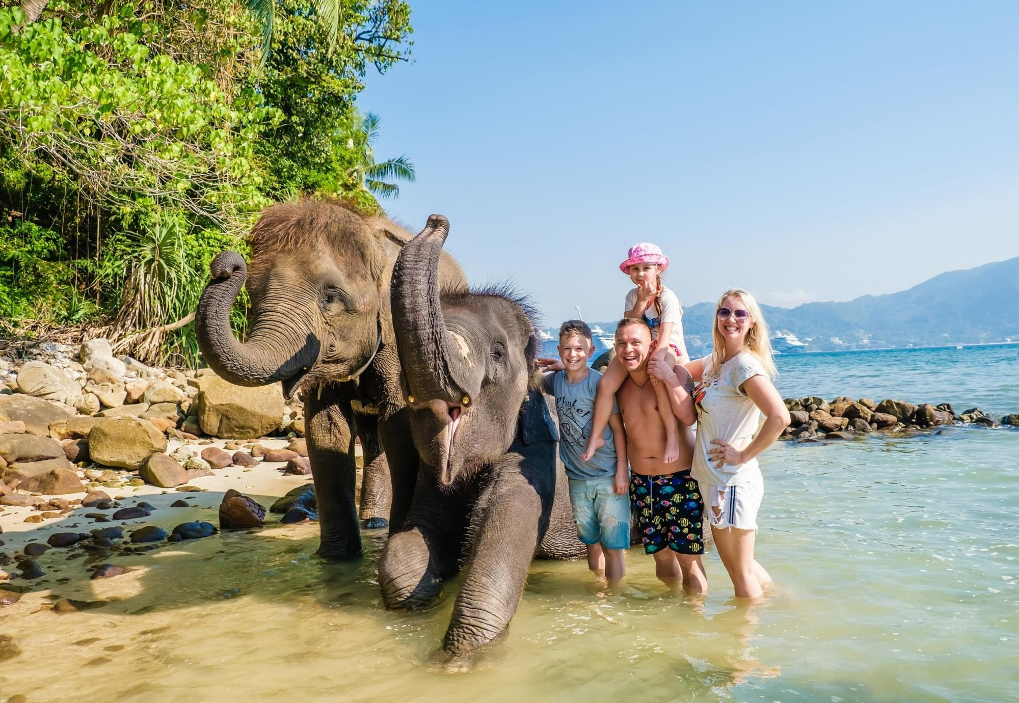 Семейная фотосессия купание со слонами на Пхукете фотограф слон в тайланде на пляже закат красивое место идея образ девушка в купальнике примеры фото позы для фотосессии Патонг пляж Карон Найхарн Ката Майкао пальма экскурсия Заказать фотосессию цена стоимость