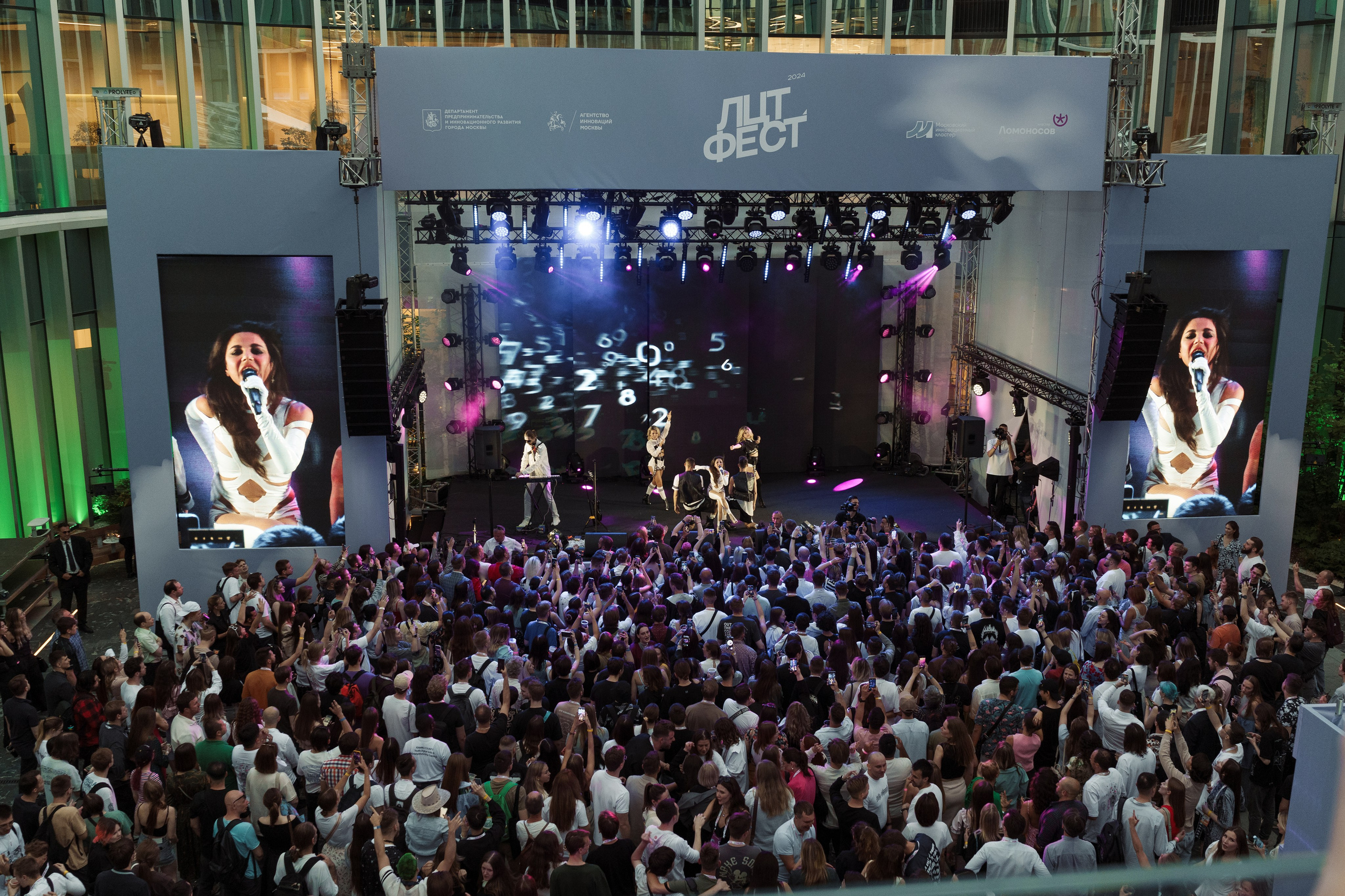 ЛЦТ ФЕСТ 2024 в арт кластере Ломоносов. Свадебные фотосессии в Москве. Фотограф Сергей Ржевский