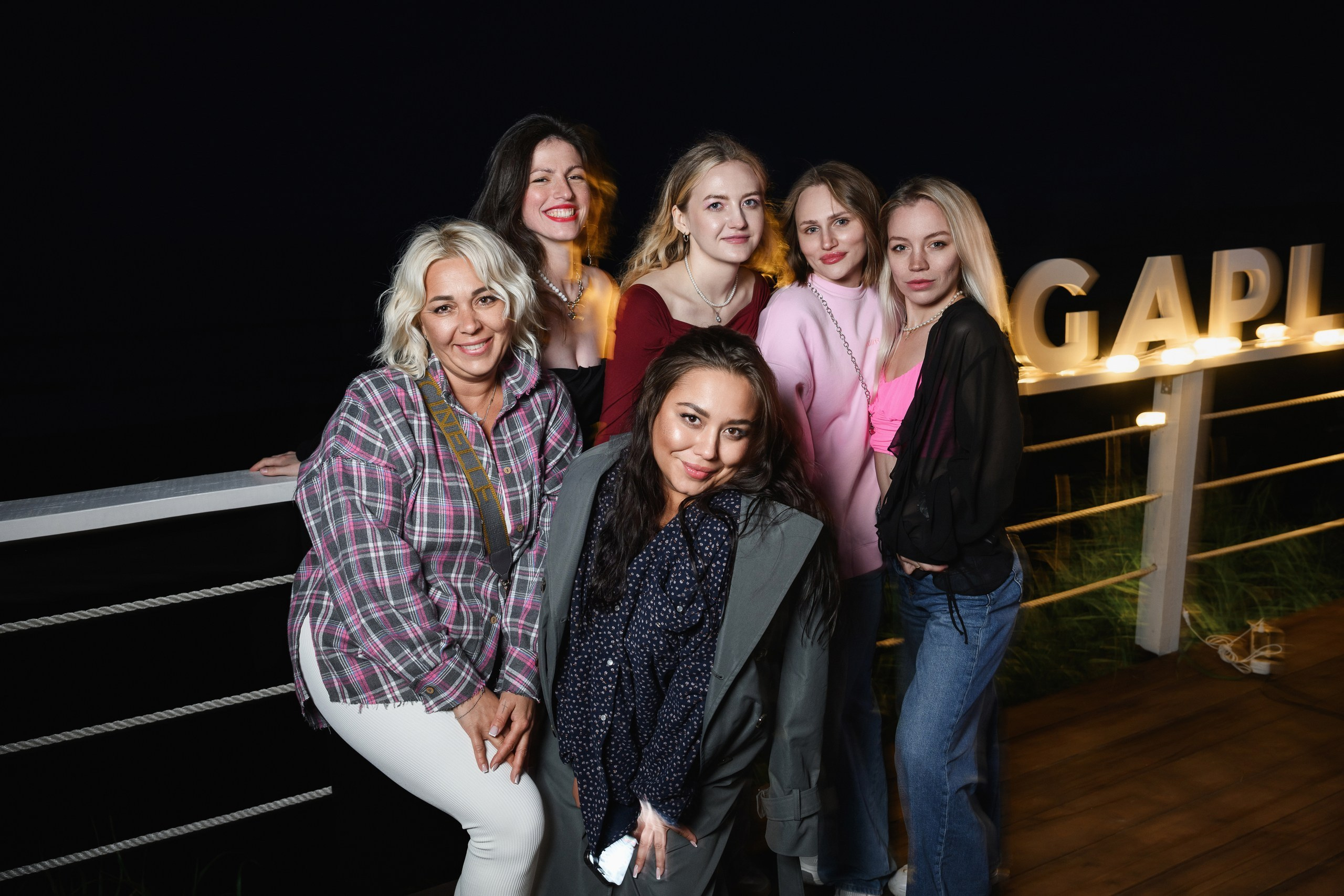 Фотосъемка вечеринки на берегу океана в Петропавловске-Камчатском. Вечерняя вечеринка с друзьями на берегу Тихого океана в Петропавловске-Камчатском. Яркие эмоции и закатные фото с вечеринки у океана в Петропавловске-Камчатском. Профессиональная съемка вечеринок на побережье в Петропавловске-Камчатском. Стоимость фотосъемки вечеринки на океане в Петропавловске-Камчатском.