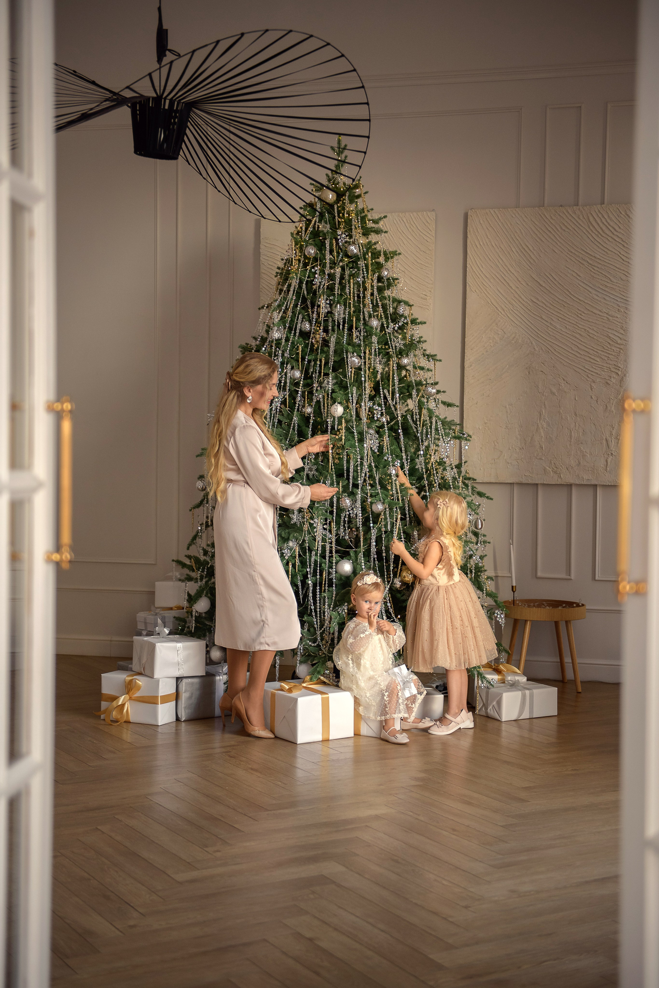 Новогодняя семейная фотосессия в студии. Домашняя новогодняя фотосессия. Заказать фотосессию