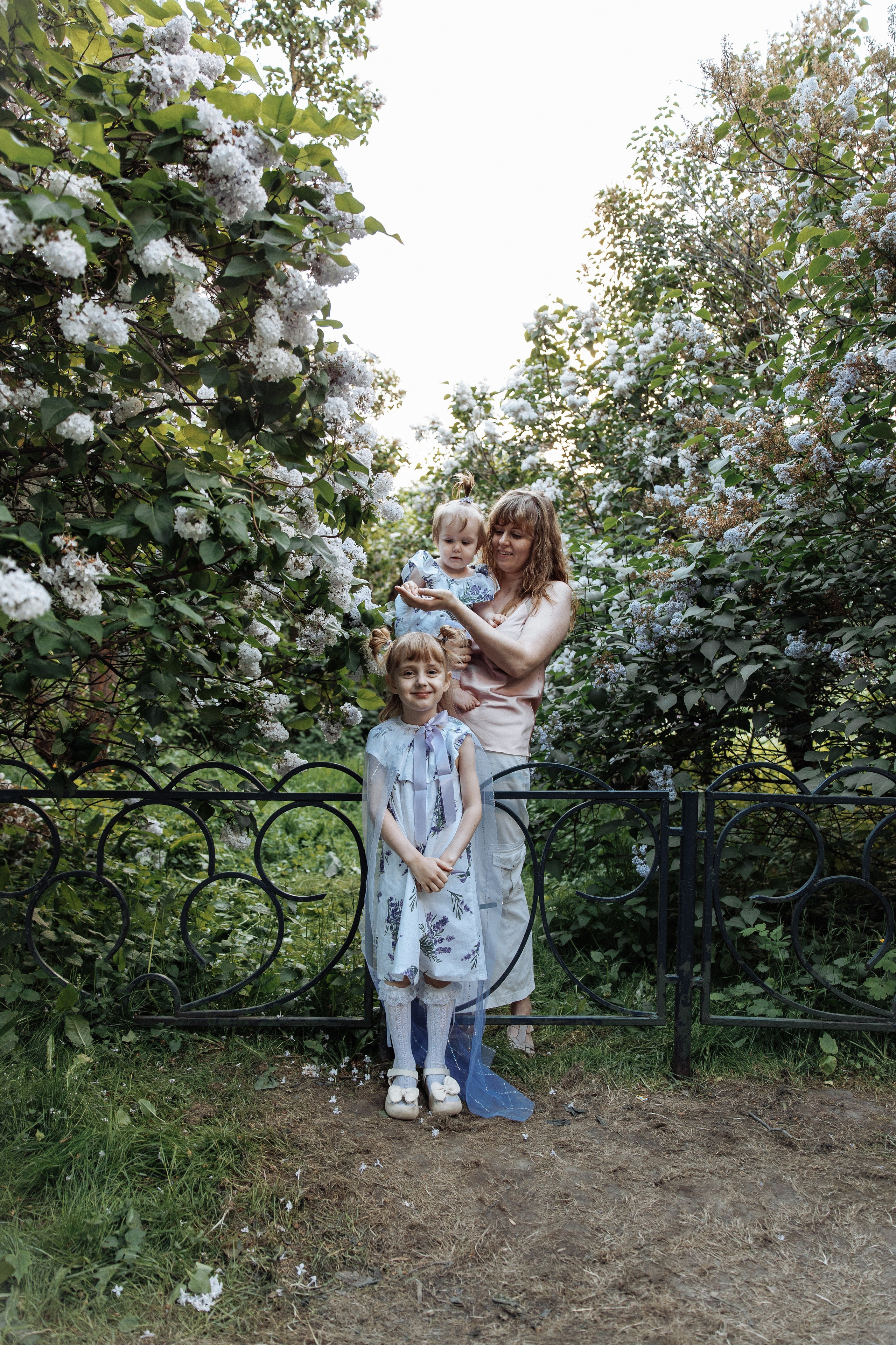 Семейная фотосессия в Сиреневом саду. Семейный фотограф в Москве Влада Лунина