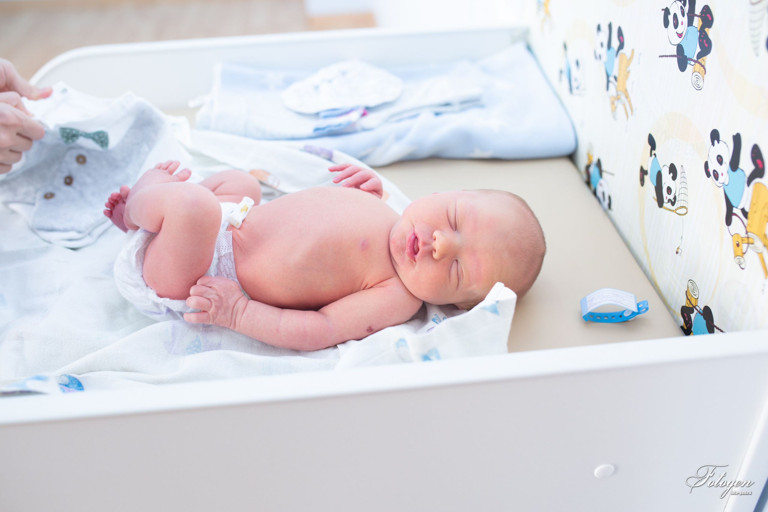 Фотосессия выписки из роддома в Краснодаре | Видеосъемка выписки. Интерьерная фотостудия FOTOGEN г. Краснодар