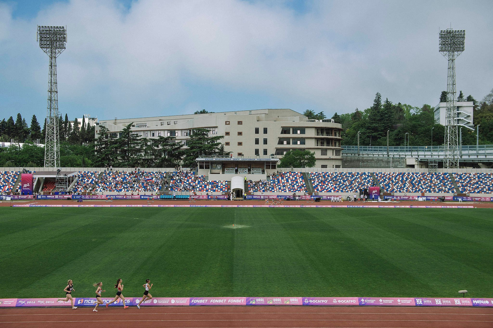 Светлана Аплачкина, Любловь Дубровская и Анастасия Красильникова в забеге на 5000 метров в Сочи