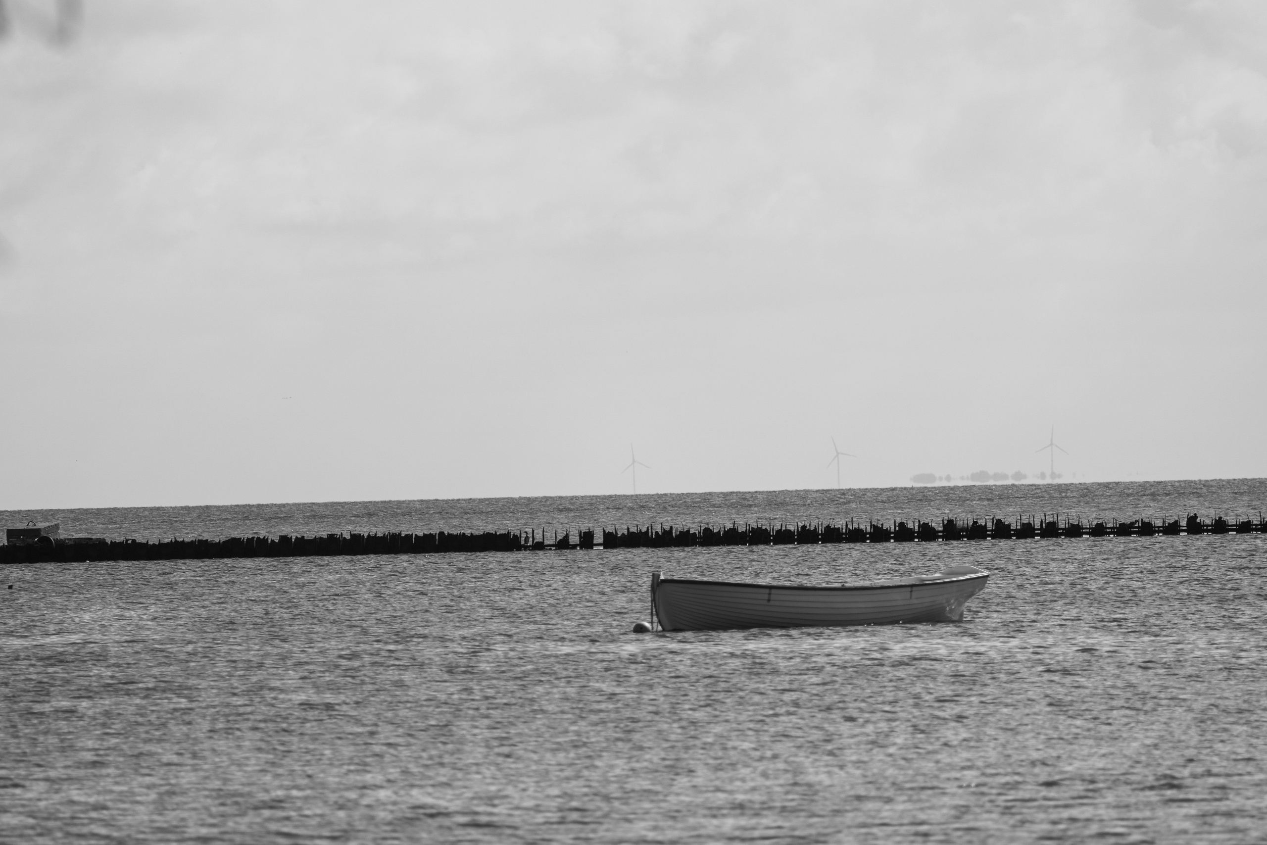 морская шлюпка на якоре