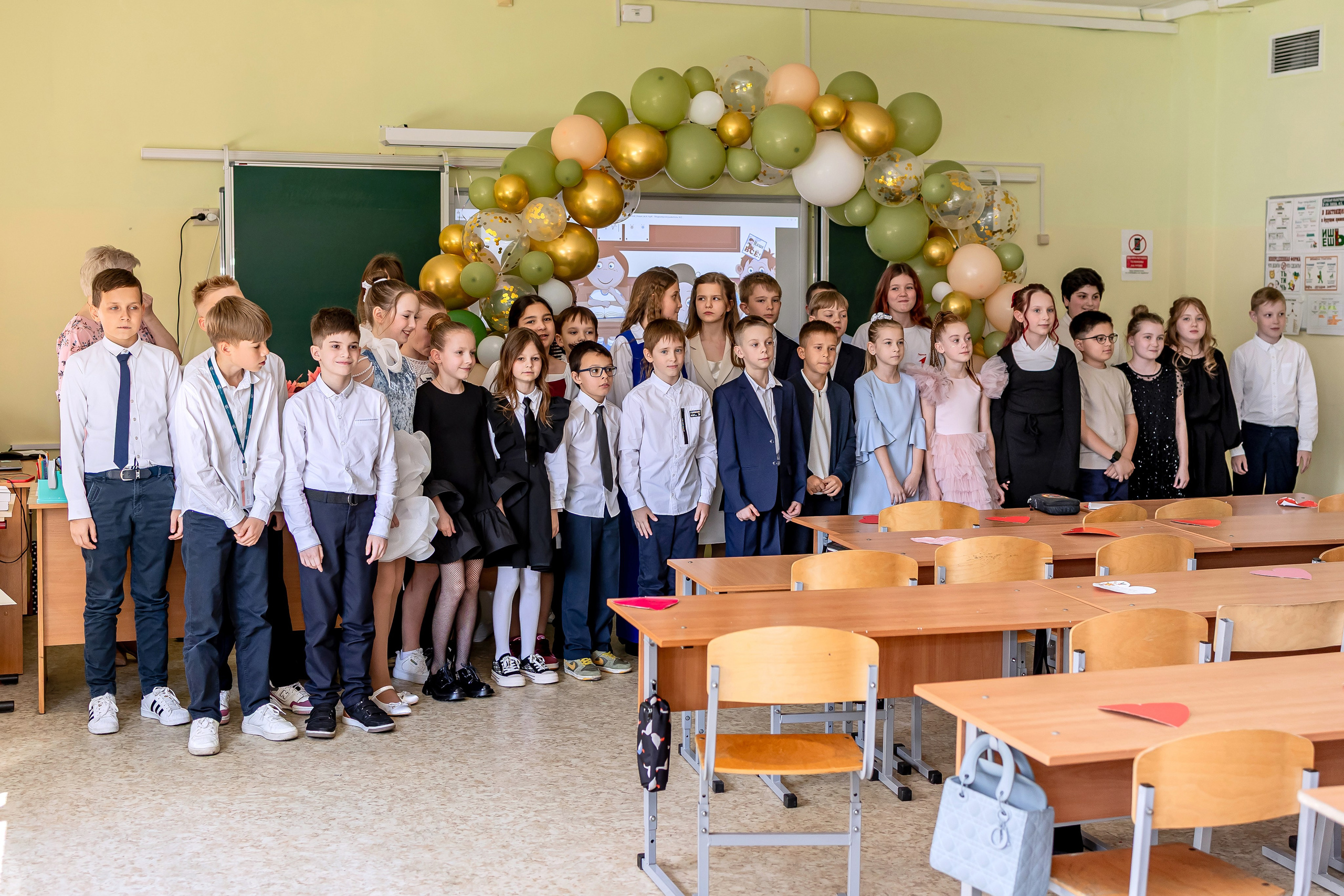 Выпускной в начальной школе в классе. Фотограф и видеограф Москва. Свадебный фотограф, видеограф. Выпускные альбомы. Оживающие альбомы