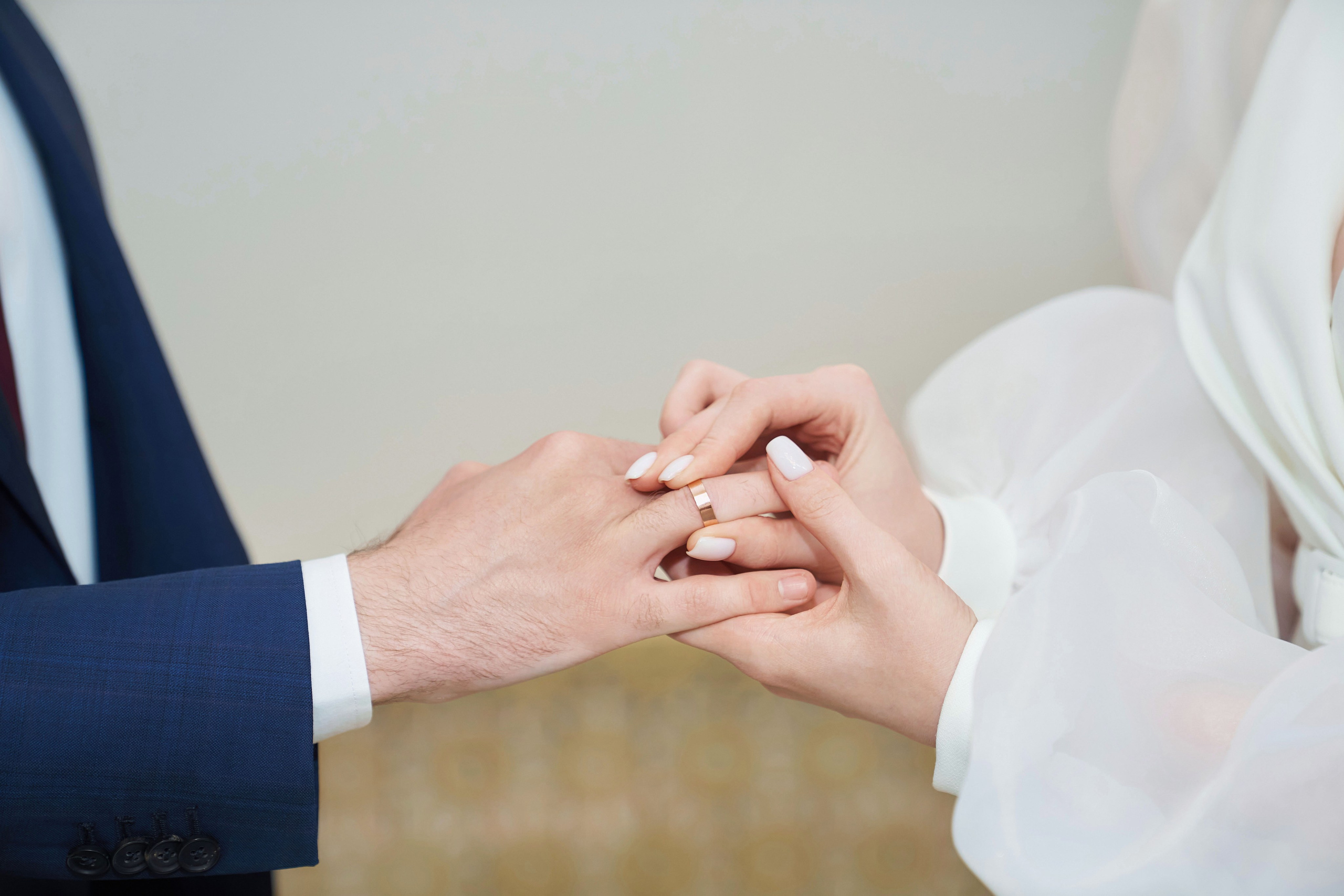 руки и обручальное кольцо