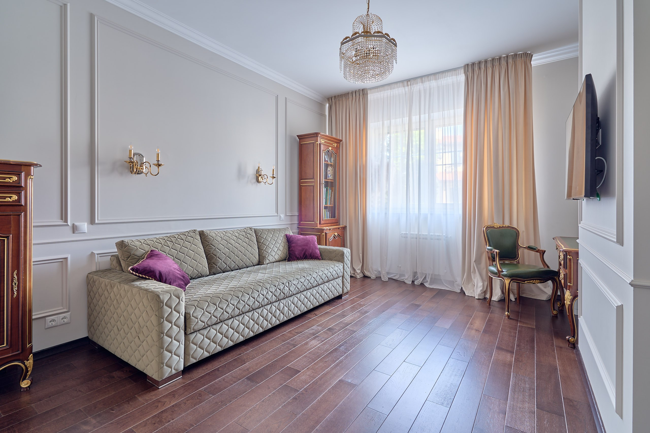 Фрагмент интерьерной съемки, общий план небольшого уютного кабинета при естественном свете