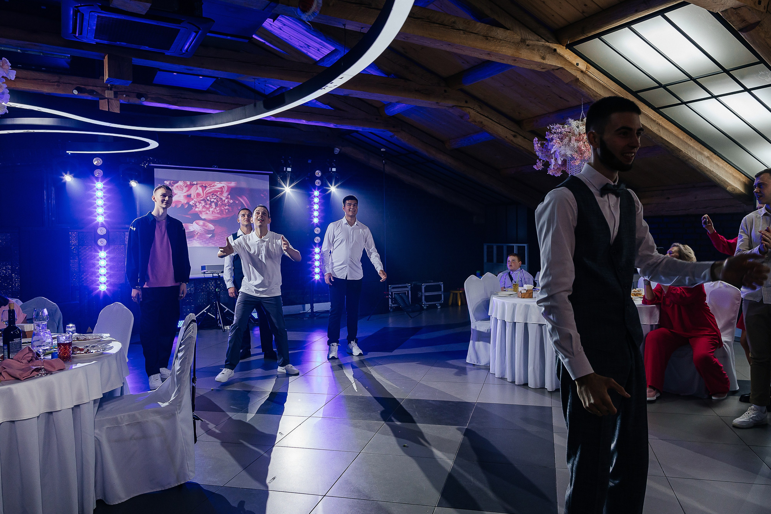 Чувственная первая встреча пары в отеле. Олег Сверчков | Свадебный фотограф Вологда