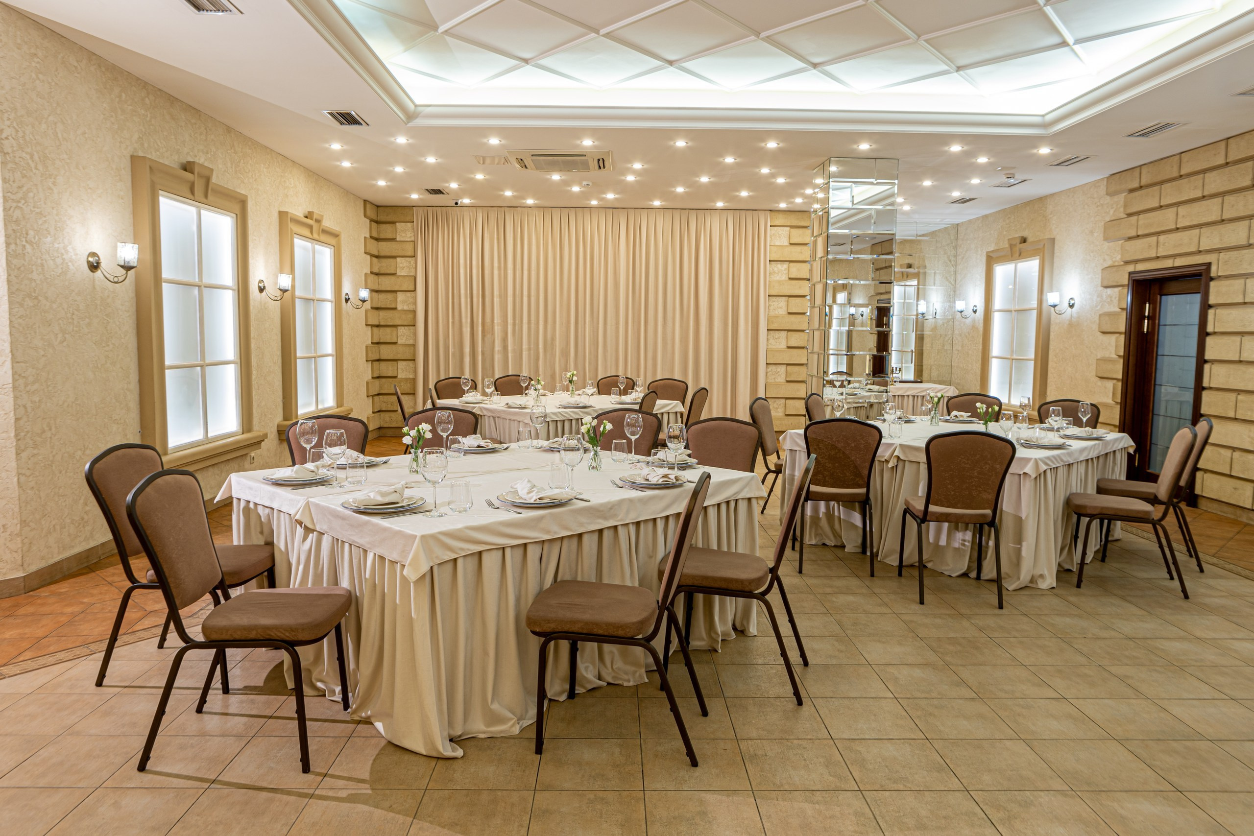 Банкетный зал ресторана Дача. Фотограф в Оренбурге. Профессиональный фотограф