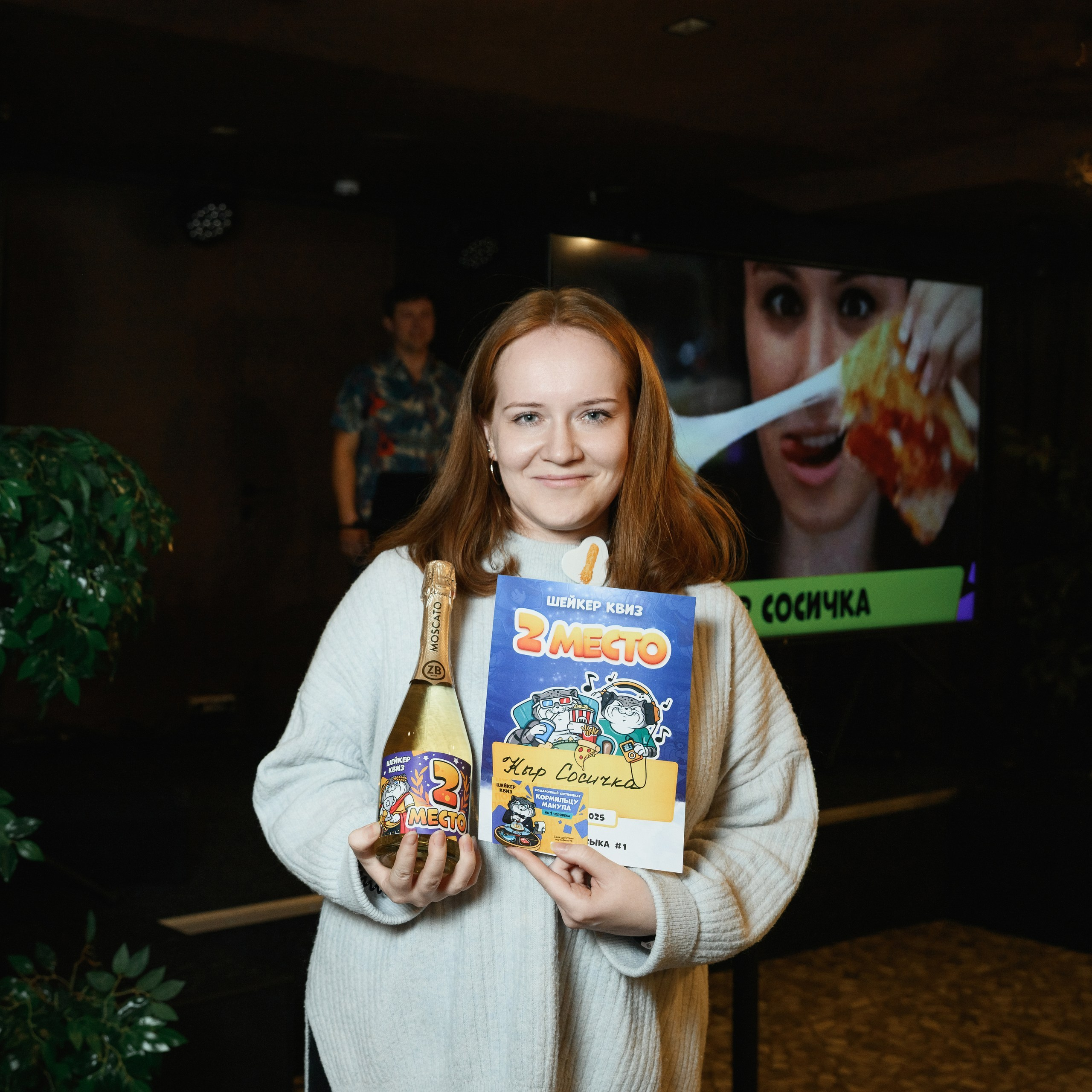 Фотосъемка квиза в кафе в Петропавловске-Камчатском. Командная фотосъемка во время игры в квиз в Петропавловске-Камчатском. Яркие эмоции и моменты азарта на квиз-фотосессии в кафе. Профессиональная съемка корпоративных и дружеских квизов.