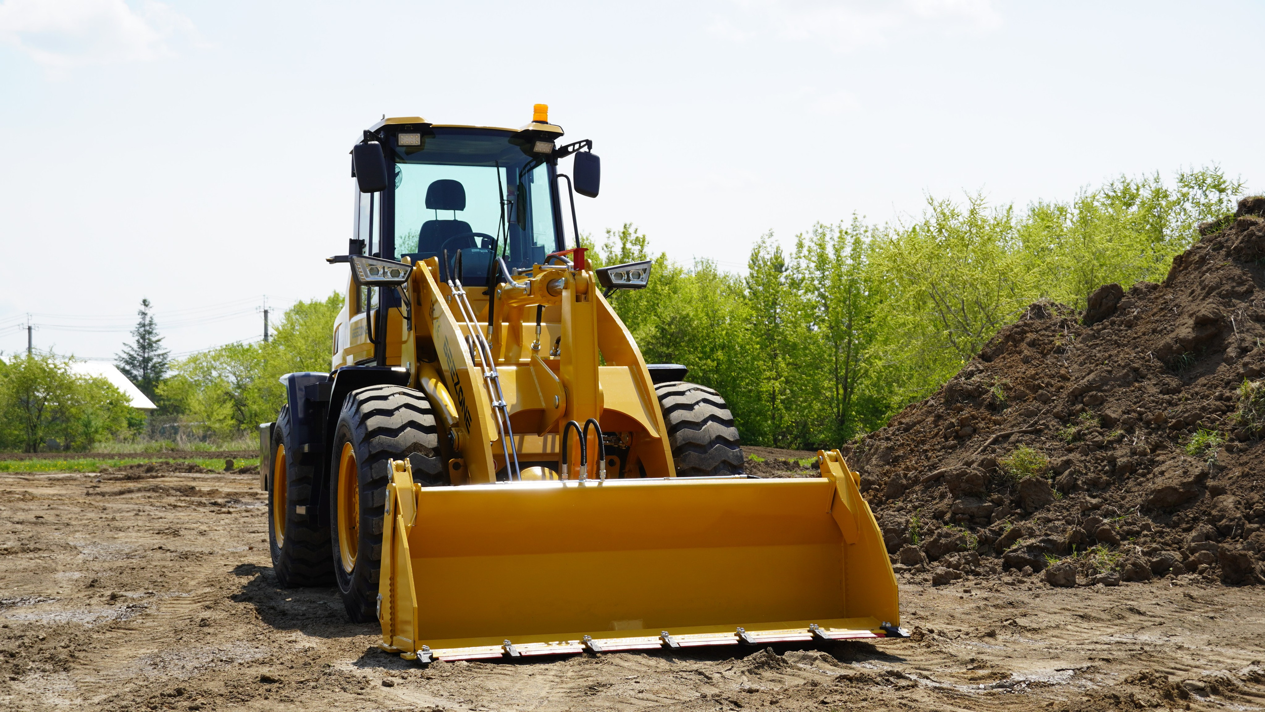 Фото фронт.погр. Beezone 928. Продажа и обслуживание грузовой техники и спецтехники в г. Новосибирск компания СТИ