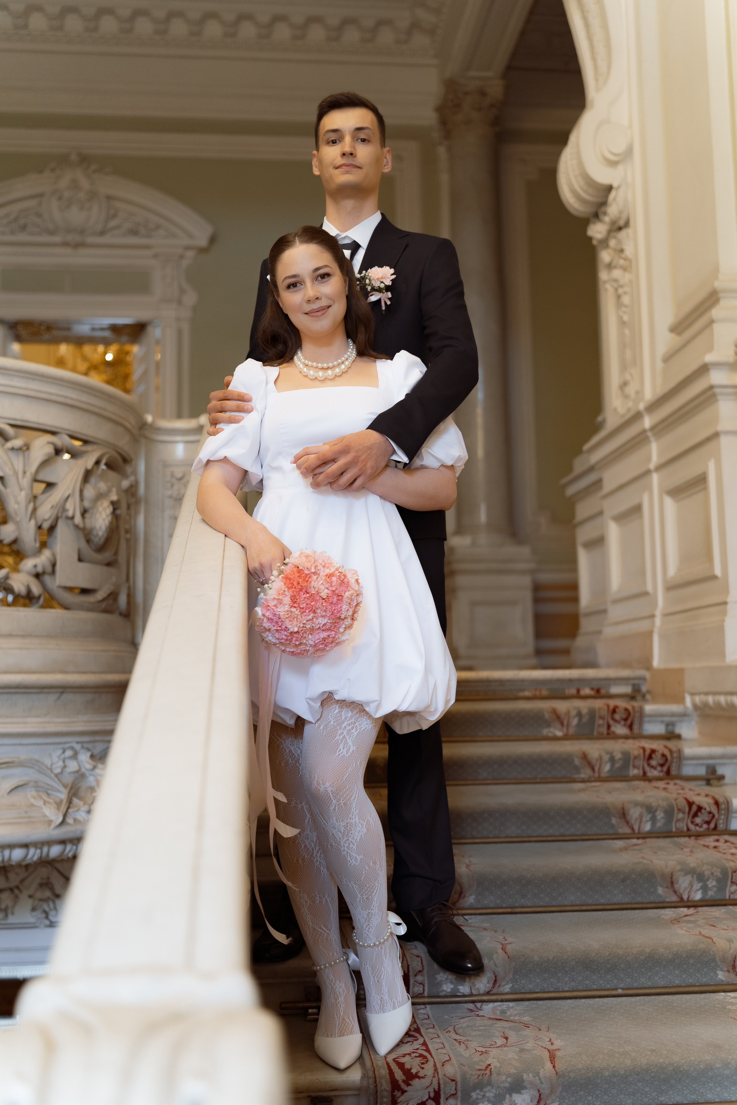 Молодожёны на парадной лестнице дворца бракосочетания №1 в Петербурге, стильный свадебный кадр