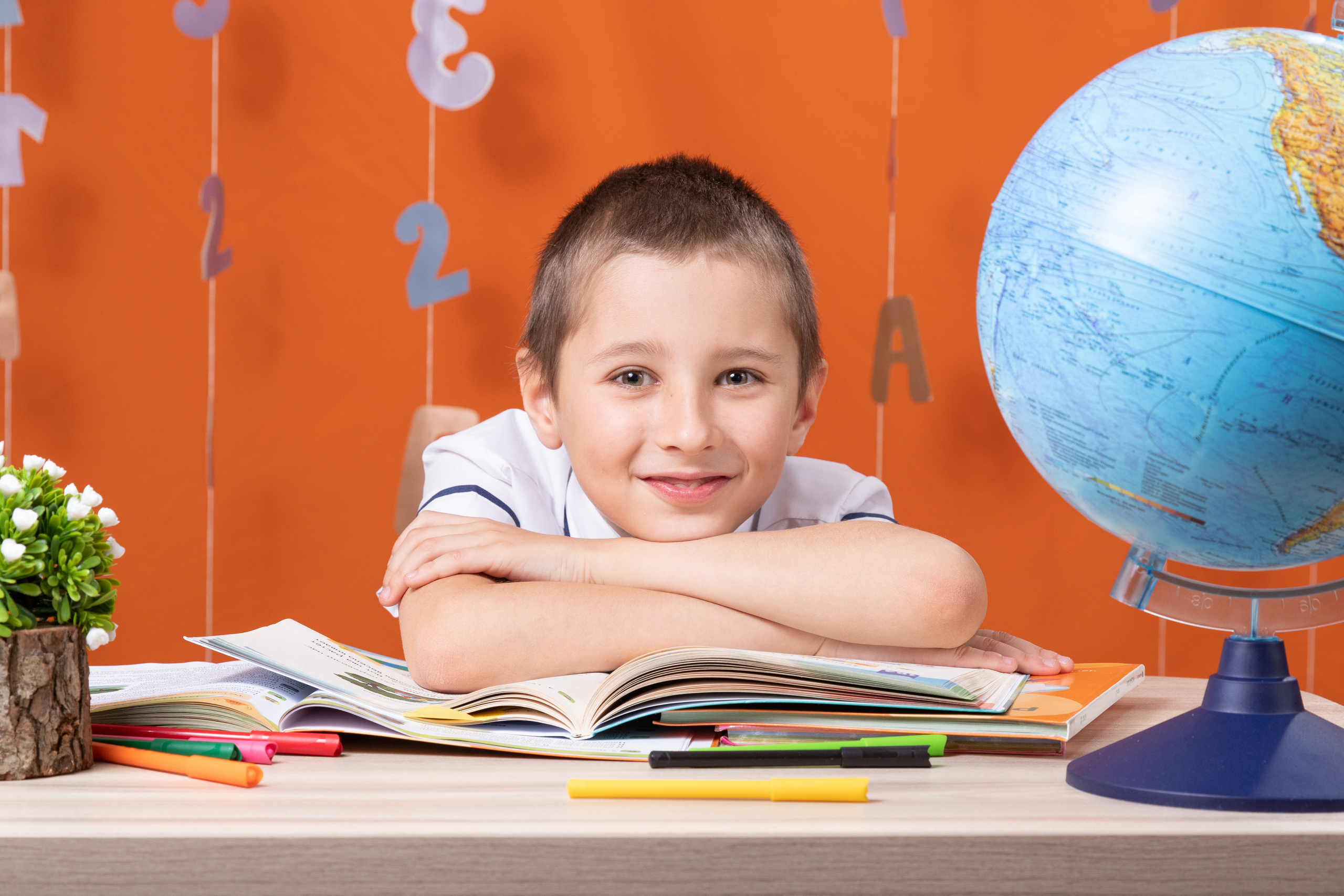 Портрет школьника с применением профессионального оборудования. Детский фотограф в Алматы, виньетки, выпускной альбом Алматы