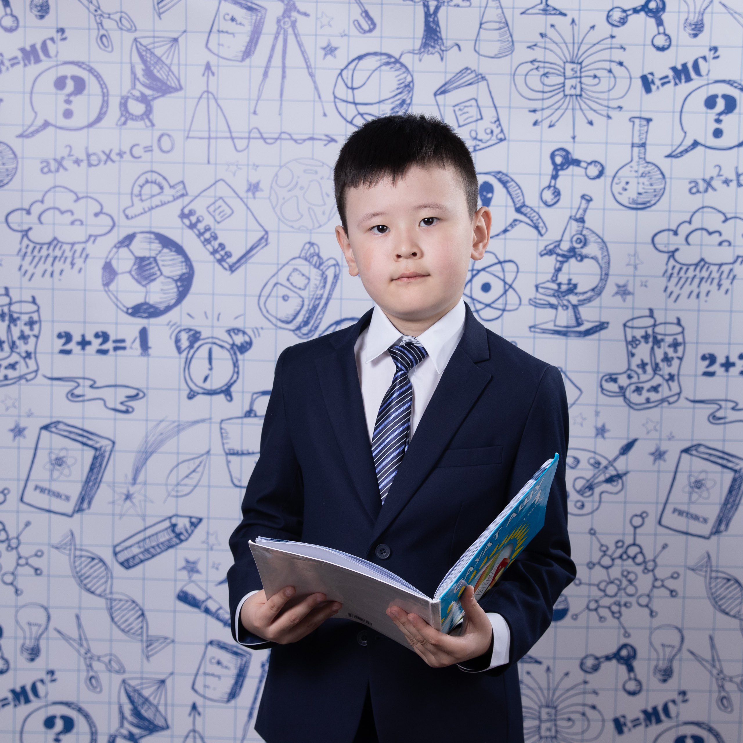 Портрет школьника с применением профессионального оборудования. Детский фотограф в Алматы, виньетки, выпускной альбом Алматы