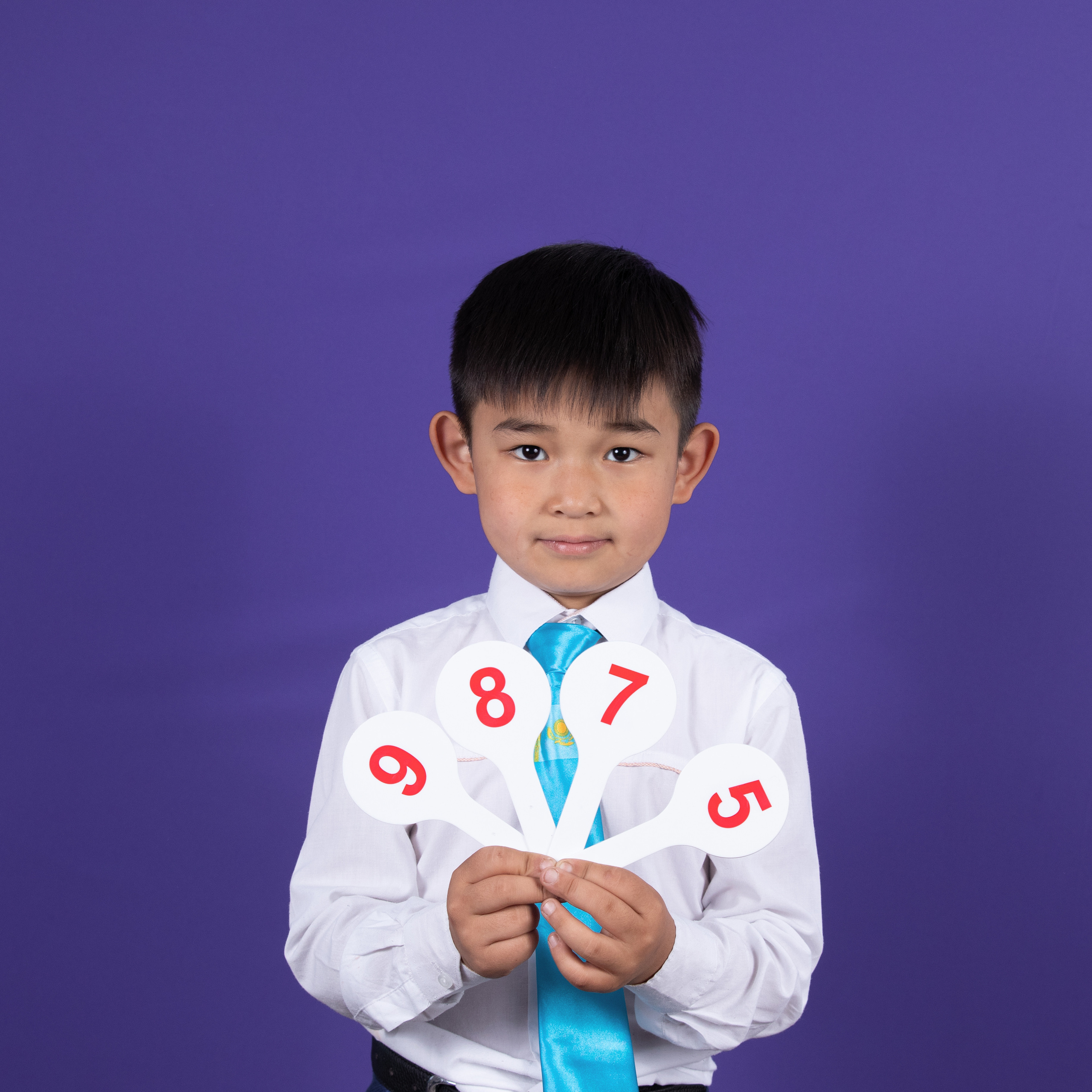 Портрет школьника с применением профессионального оборудования. Детский фотограф в Алматы, виньетки, выпускной альбом Алматы