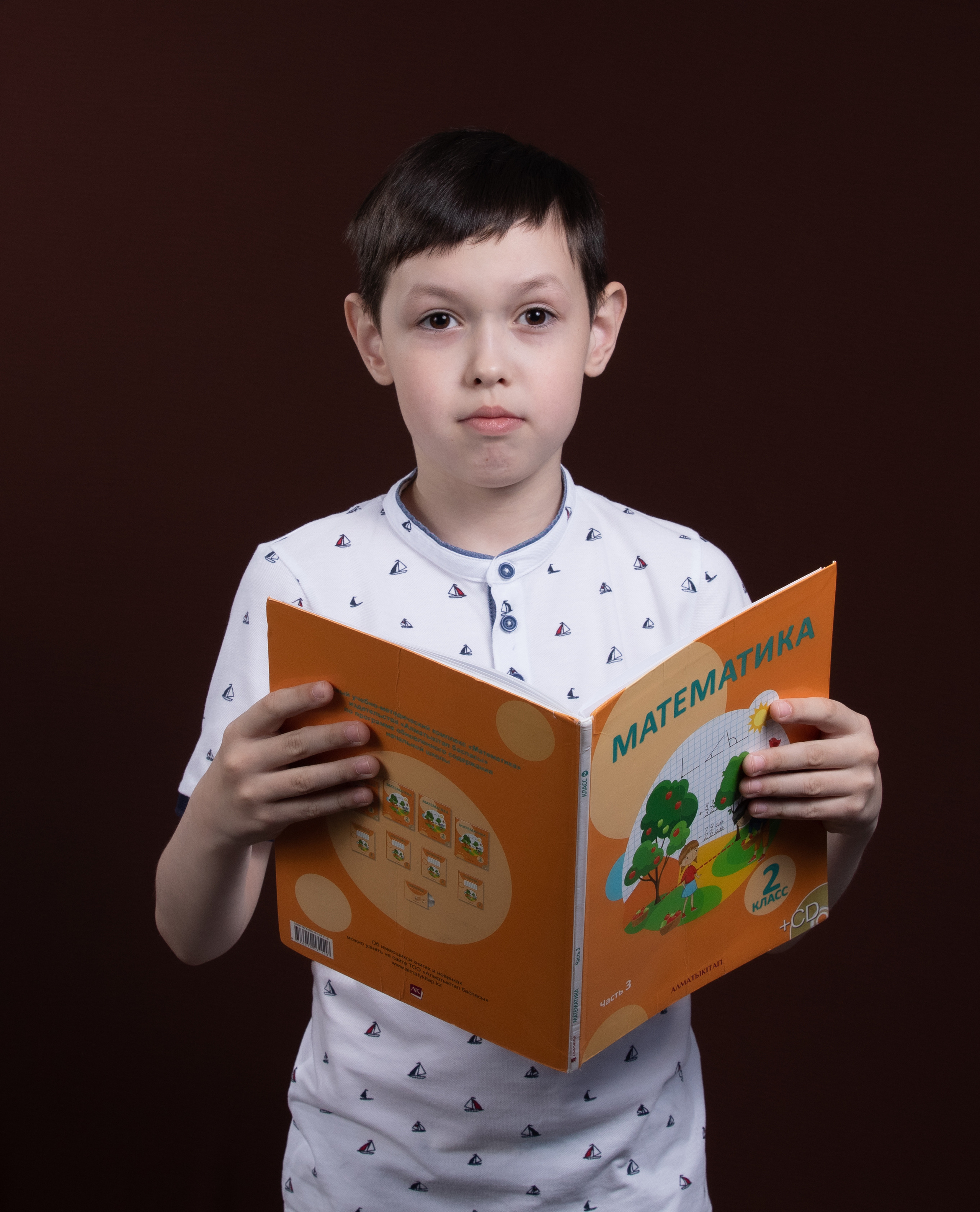 Портрет школьника с применением профессионального оборудования. Детский фотограф в Алматы, виньетки, выпускной альбом Алматы