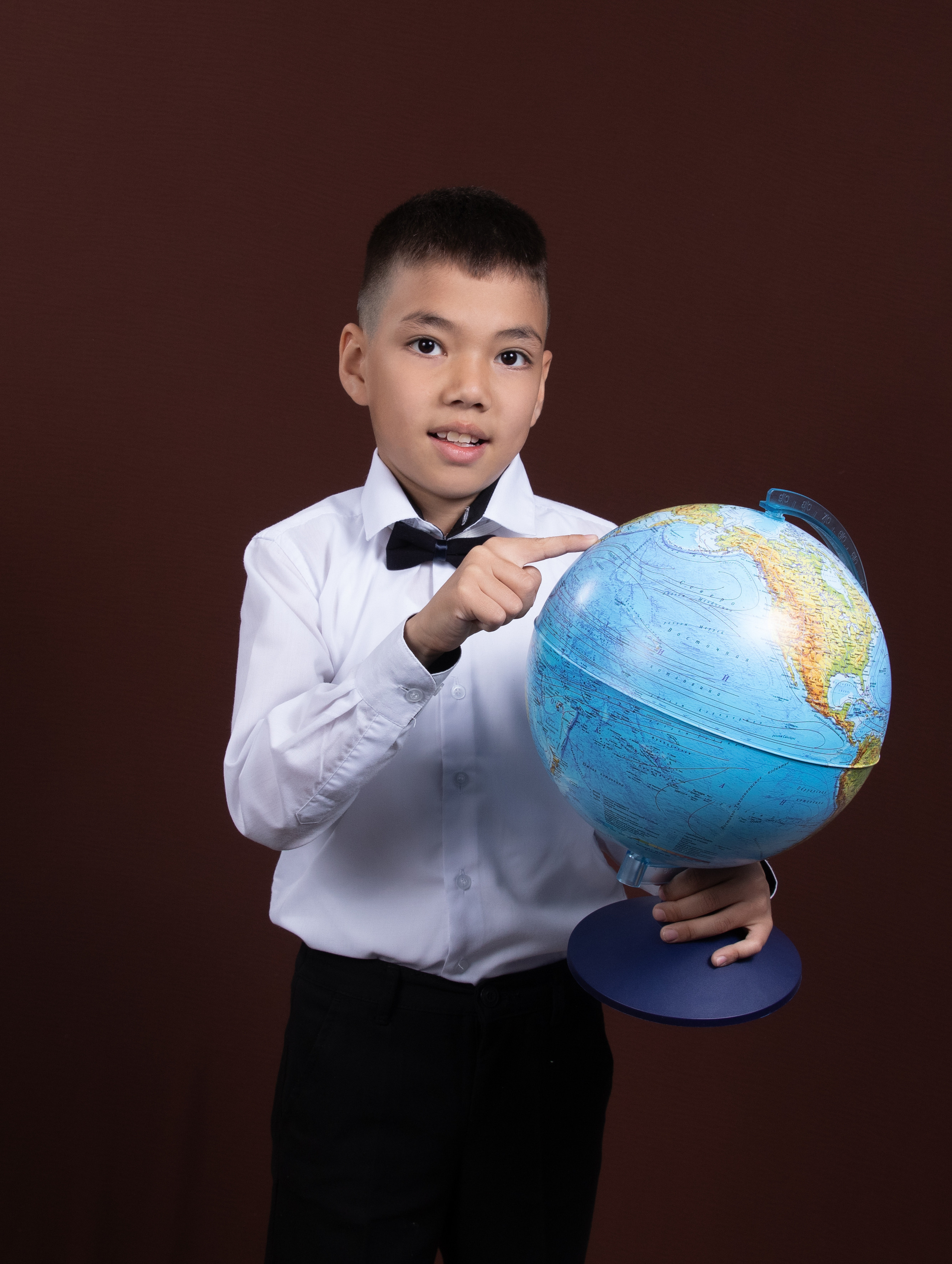 Портрет школьника с применением профессионального оборудования. Детский фотограф в Алматы, виньетки, выпускной альбом Алматы