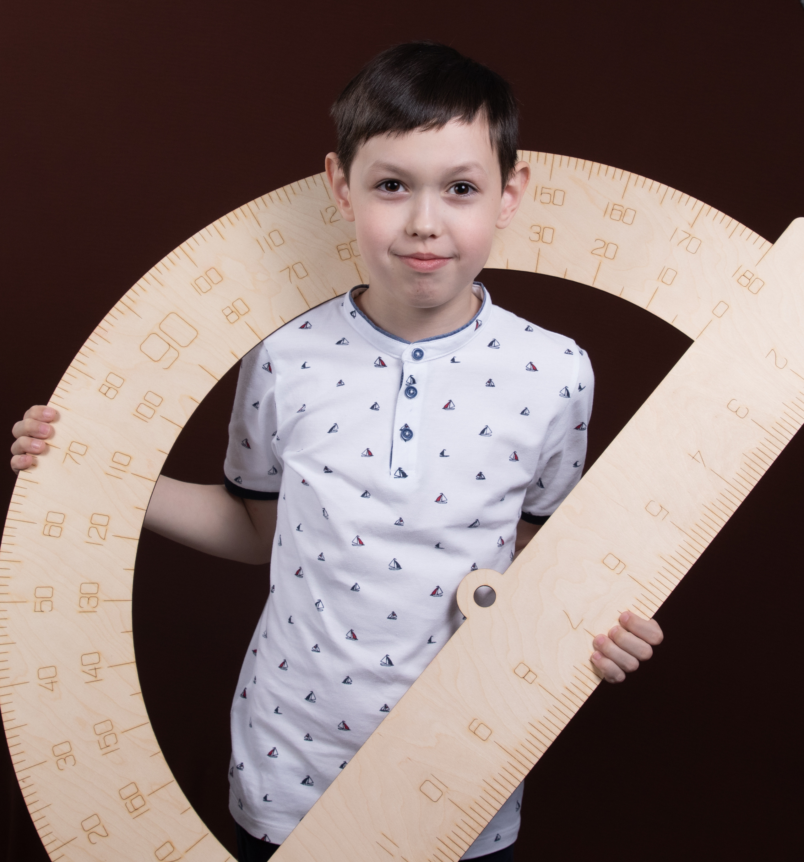 Портрет школьника с применением профессионального оборудования. Детский фотограф в Алматы, виньетки, выпускной альбом Алматы