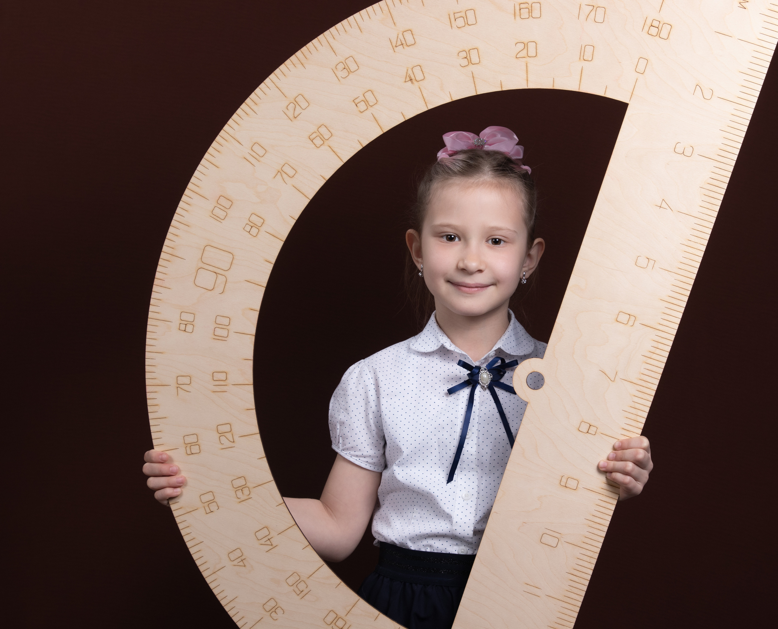 Портрет школьника с применением профессионального оборудования. Детский фотограф в Алматы, виньетки, выпускной альбом Алматы