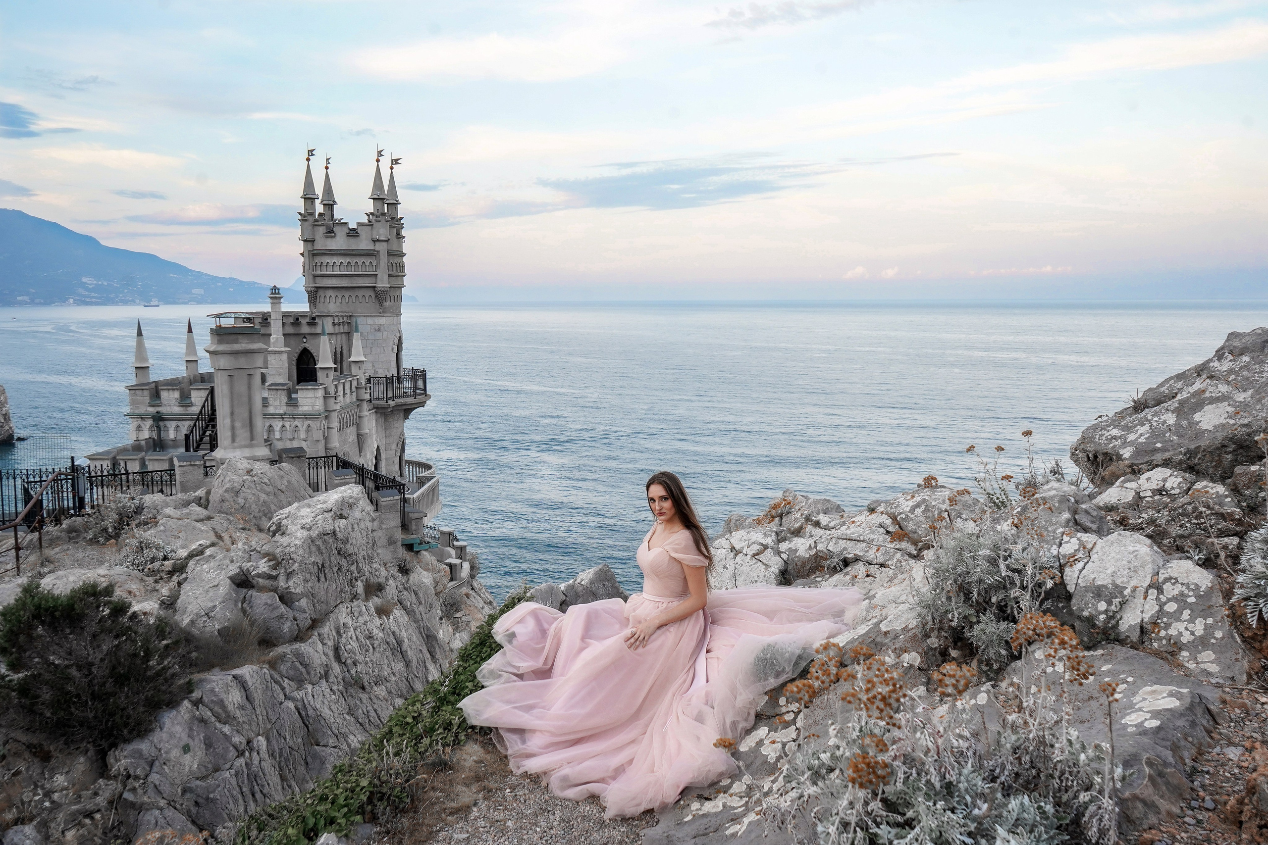 Женская фотосессия с Карелией на Ласточкином гнезде в Крыму. Свадебный фотограф в Ростове-на-Дону. Таинство Крещения и Венчания, семейные фотосессии. Алёна Чёботова