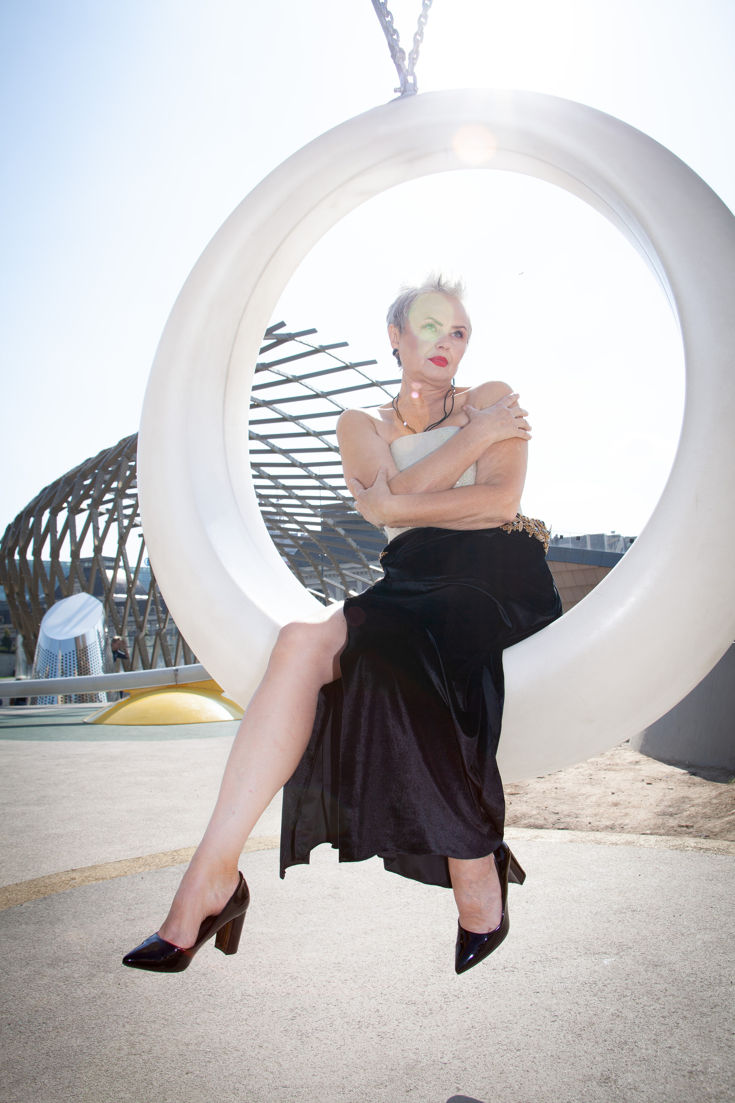 Фотосессия возрастной модели в ярком дизайнерском платье