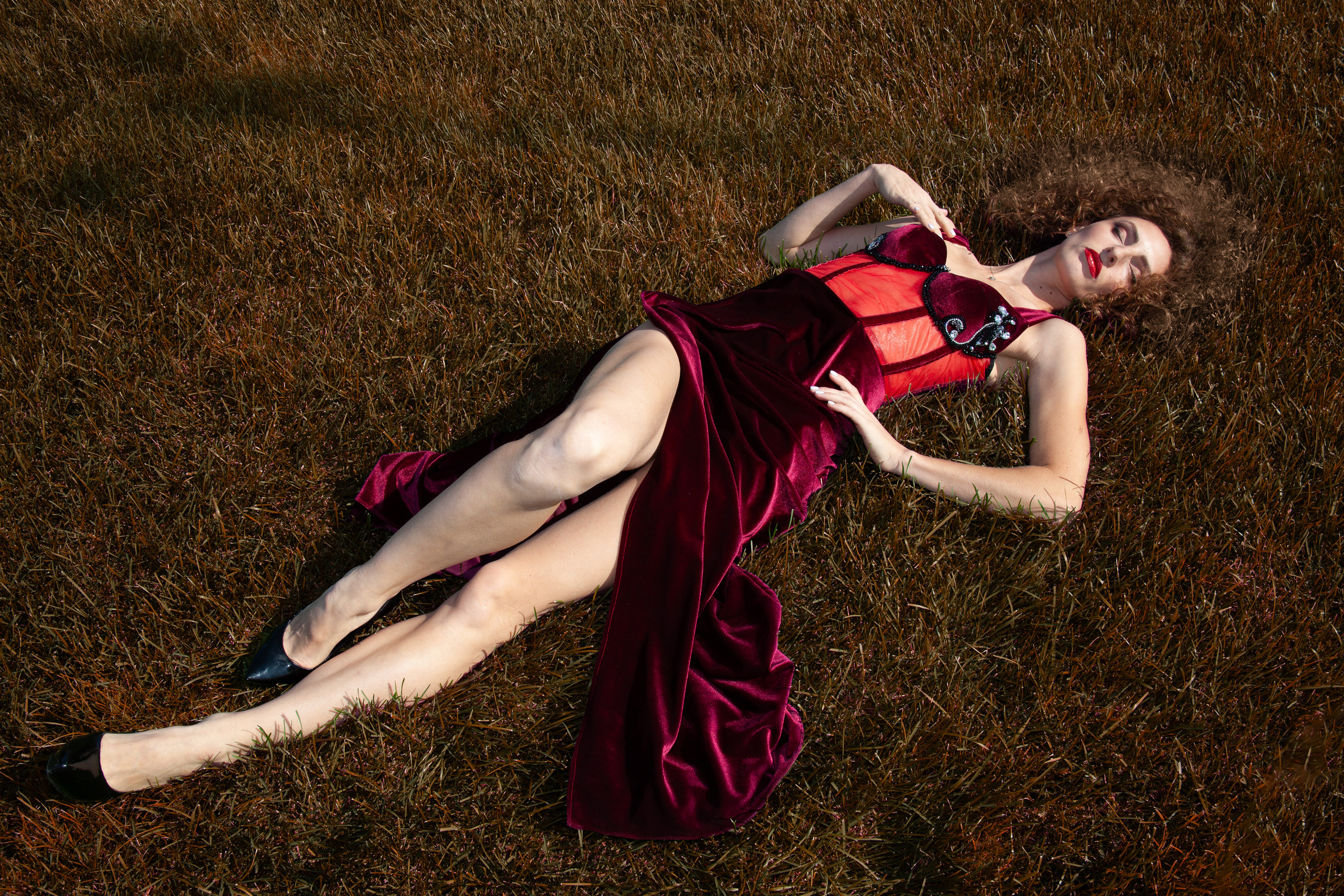 Фотосессия в Москве в красном платье на зеленой траве