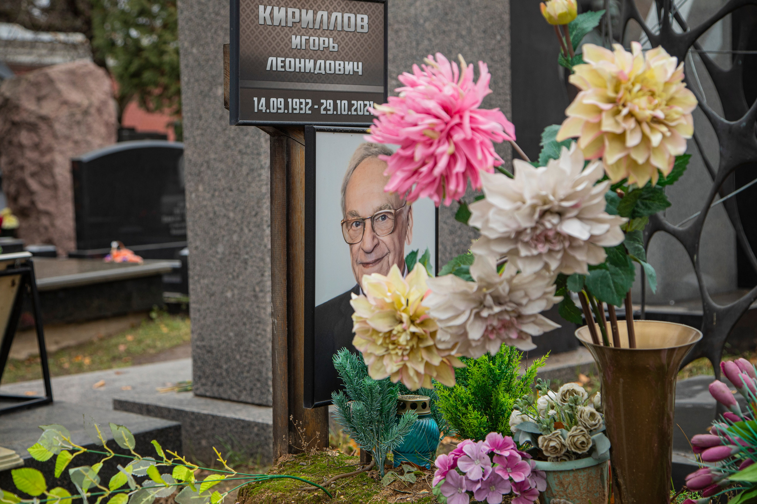 Осенняя прогулка по Новодевичьему кладбищу. Фотограф Сергей Ловкий