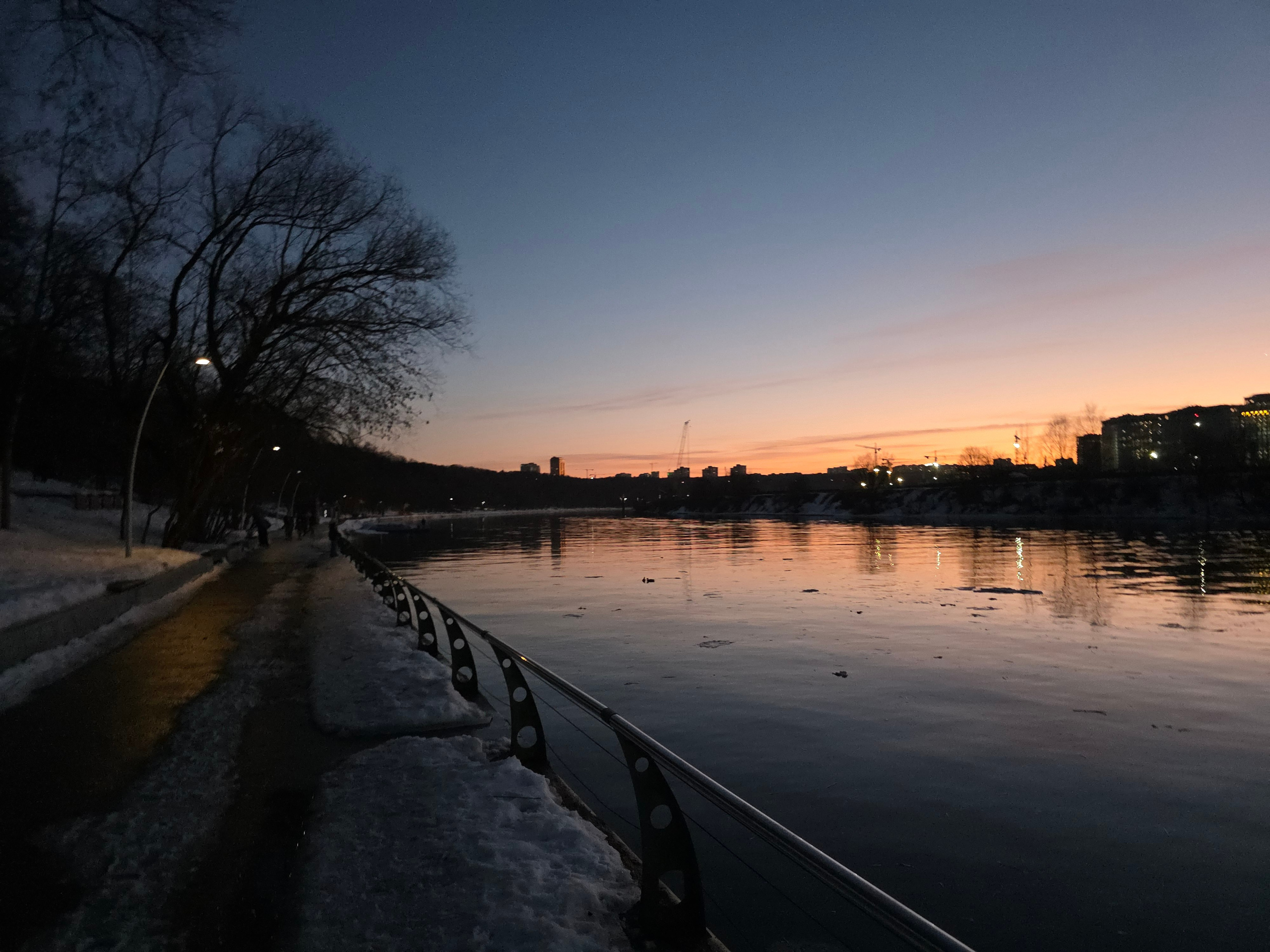 Хотели и в обратный путь отправиться на кораблике, но на посадке оказалась очередь на 3-4 рейса. Ждать 1.5 часа смысла не было. Прогулялись по парку, почти мимо бассейна ДВС Фили и дальше - на такси