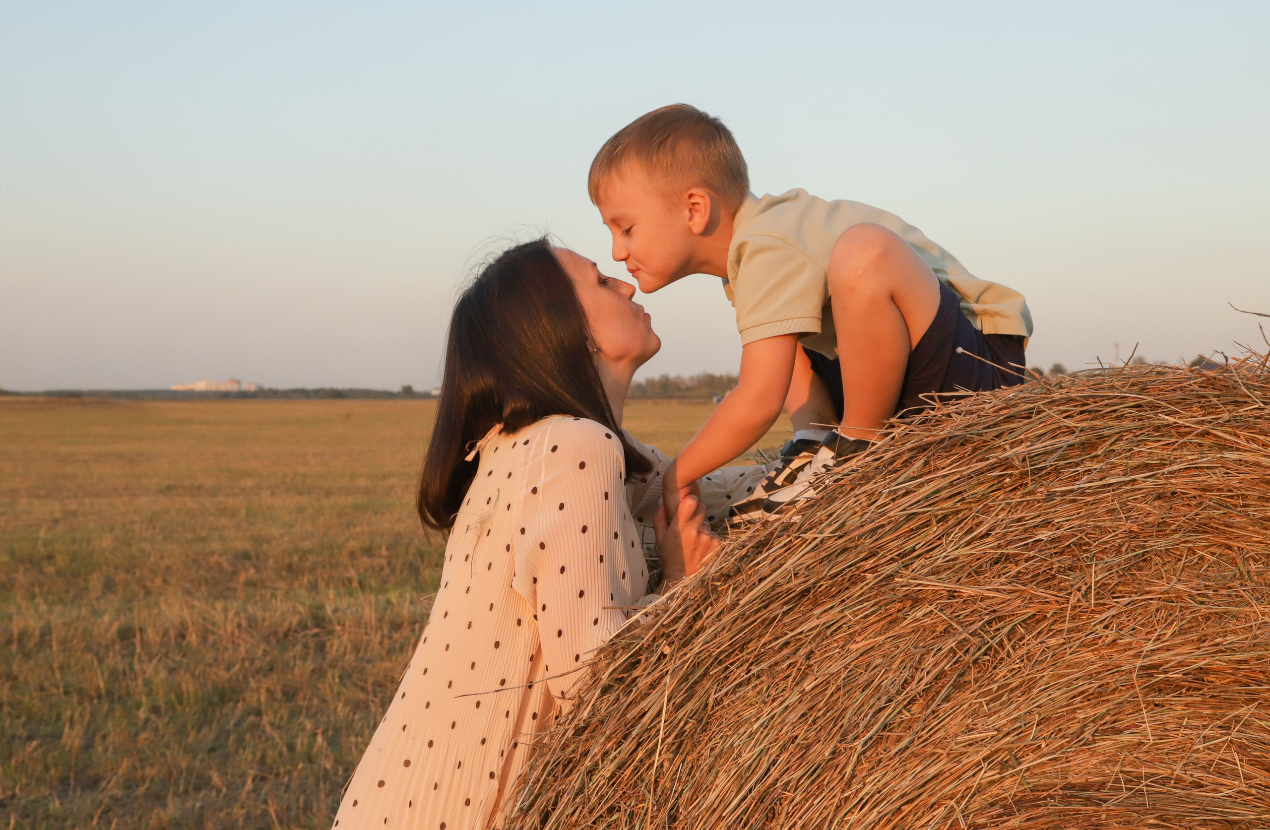 Мама с детьми в поле стога. Диана Николаева — фотограф город Балашиха