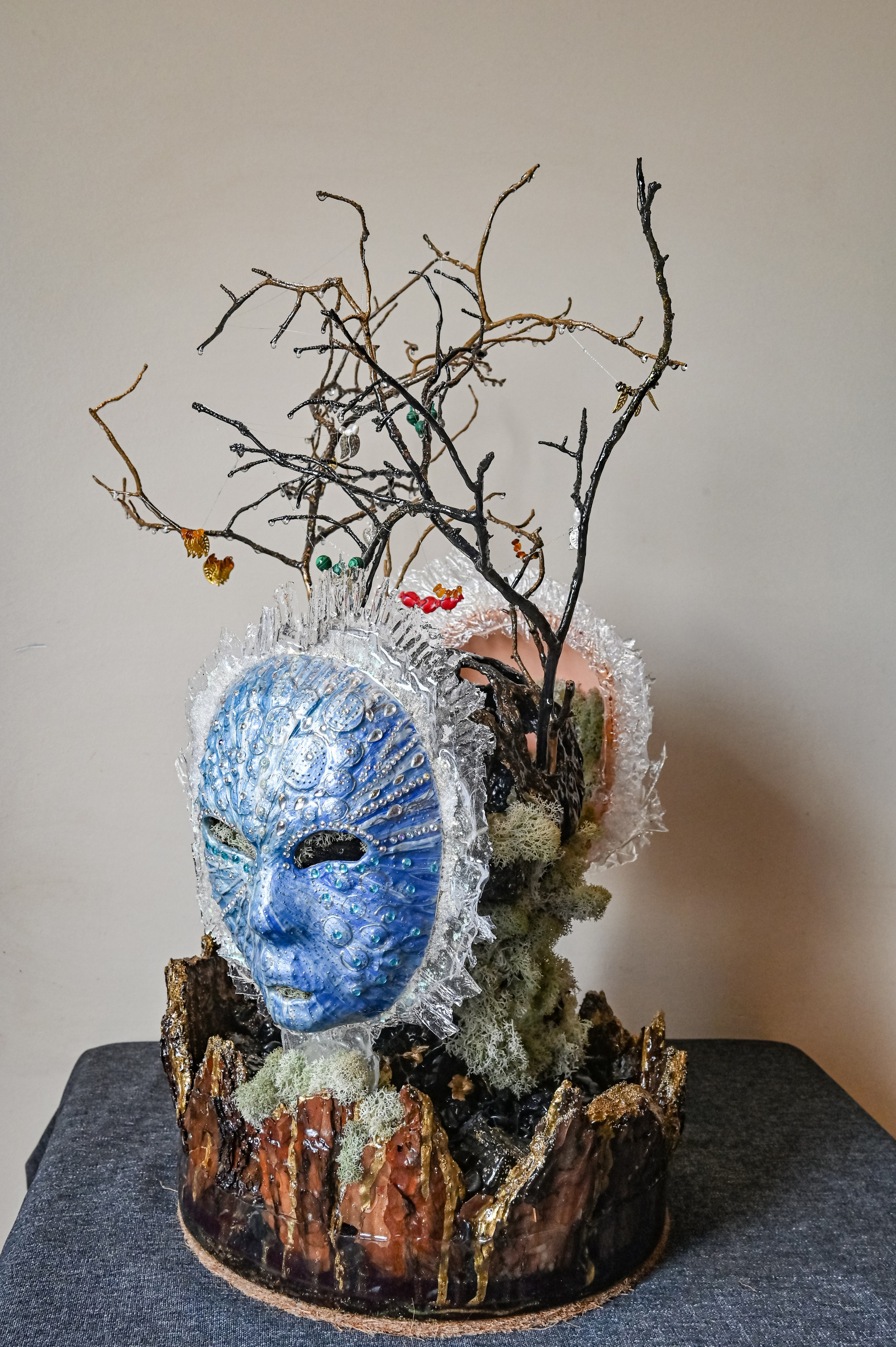 2025г. Размер : 50 см на 70 см, вес 8,65 кг. Материалы - деревянная глина, поталь золото, текстурная декоративная паста, сосновая кора, сосновые ветви, ягель стабилизированный, уголь, галька, пористые декоративные камни, эпоксидная смола. На ветвях натуральный речной жемчуг, бусины из мурманского стекла, бусины из янтаря, коралла, гематит, малахит. Маски также изготовлены вручную. Цена по запросу