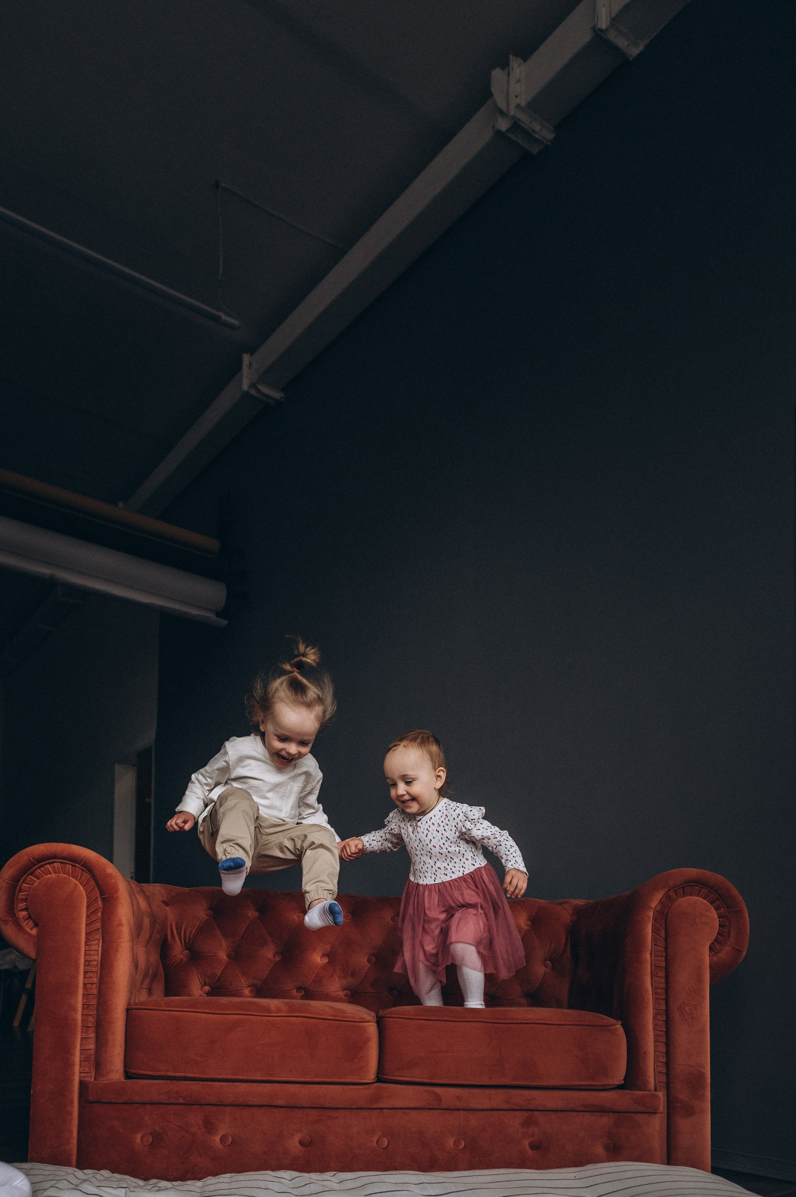 Студийная съемка в Новополоцке - девочки прыгают на диване